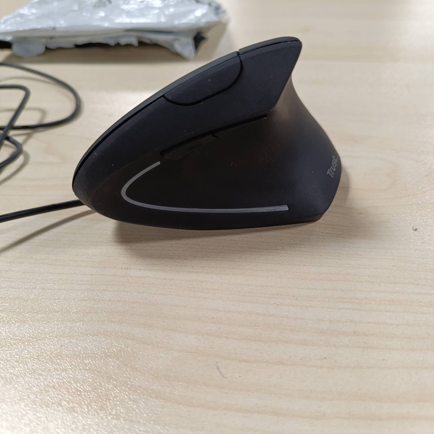 268914 - Maus VERTIKAL TRUST VERTO, USB Ergonomik 1000/1600 dpi, Ndriçim LED, Sensor Optik për PC, Laptop, Desktop, Mac - i Zi