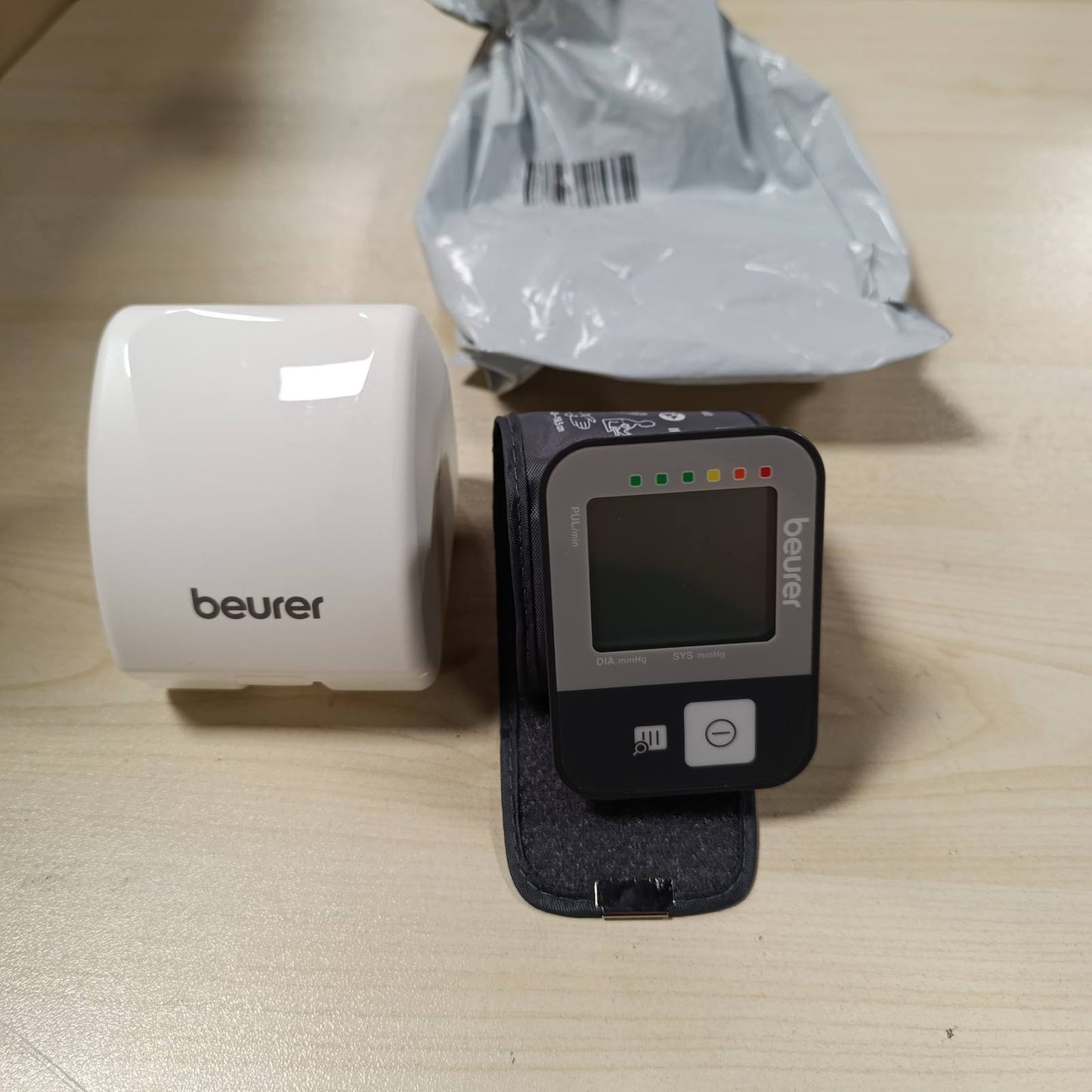 275342 - BEURER Monitor tensioni i gjakut BC 27 për kyçin e dorës, zbulim aritmie, tregues rreziku me ngjyra, perimetër kyçi 14-19.5 cm, pajisje mjekësore, transferim të dhënash në Apple Health.