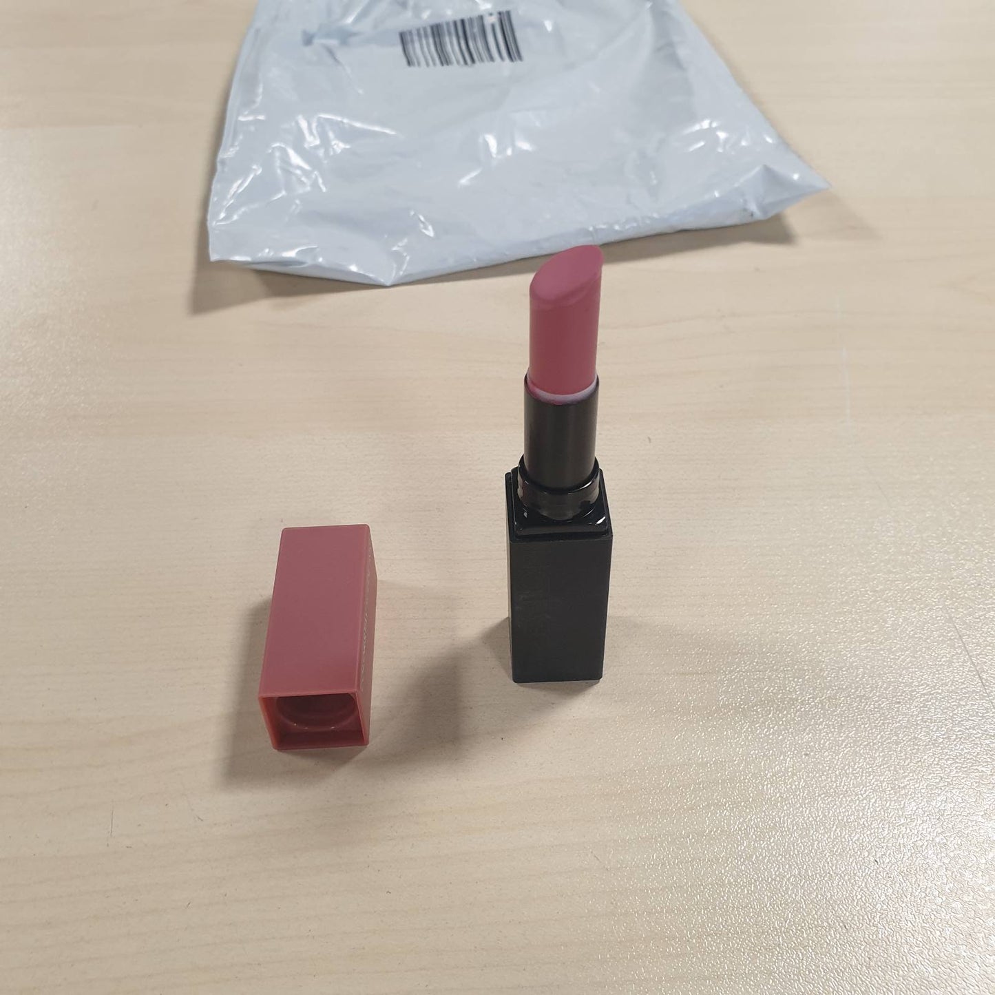 317755 - REVLON Buzëkuq ColorStay Suede Ink, 2.55 g, mbulim të plotë, formulë që zgjat, rezistent ndaj ujit, 008 That Girl