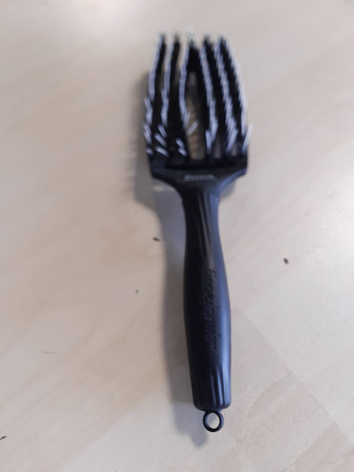 272093 - OLIVIA GARDEN Furçë për Fingerbrush Iconic Mesatare E Zezë, për zbërthim në ngjyrë derri të egër dhe najlon për flokë të shëndetshëm