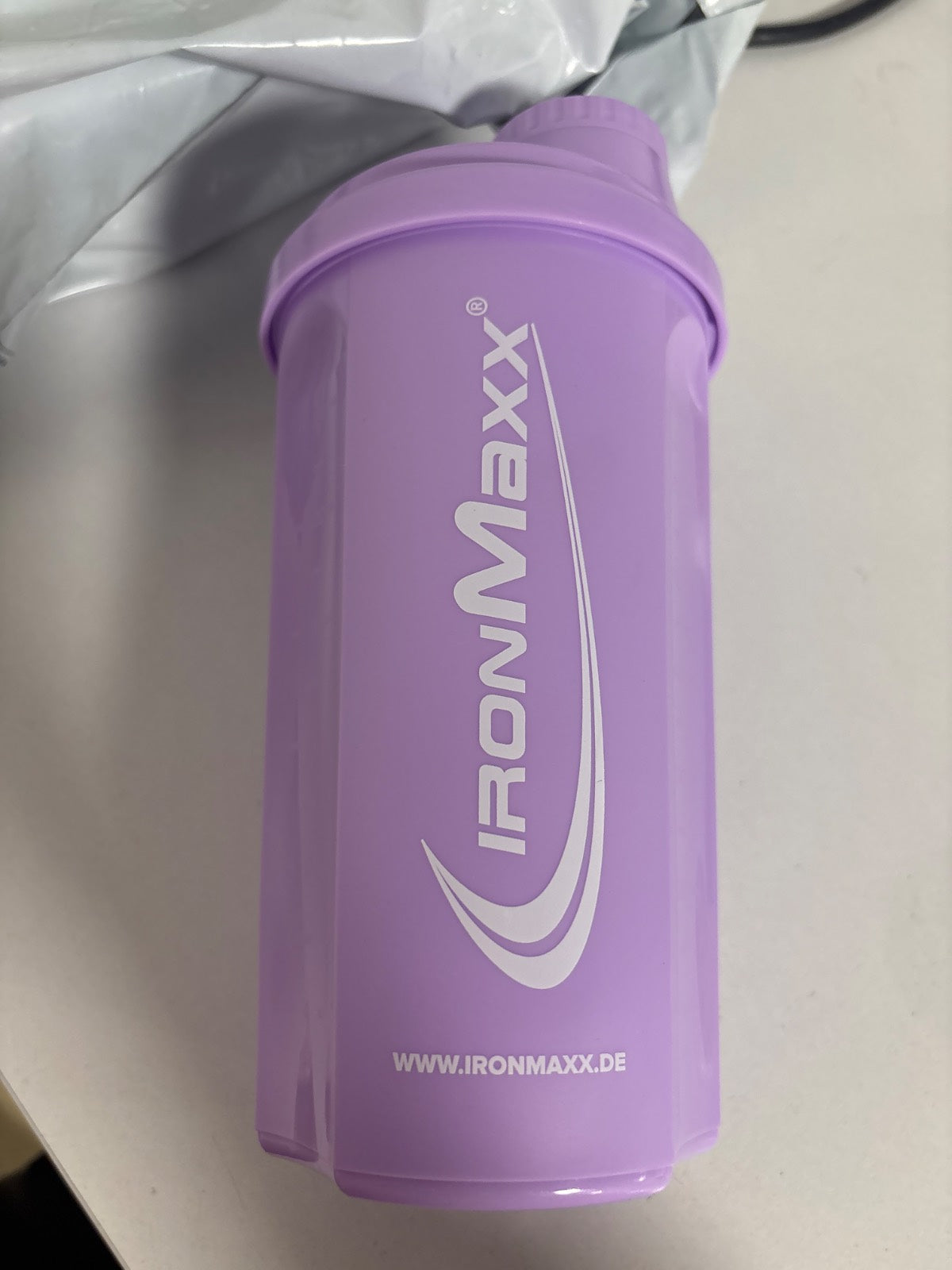 319162 - IRONMAXX Mikser proteinash 700ml Livando, i papërshkueshëm nga rrjedhjet, i sigurt për lavastovilje, pa BPA dhe DEHP, me kapak vidhos, sitë dhe shkallë matëse