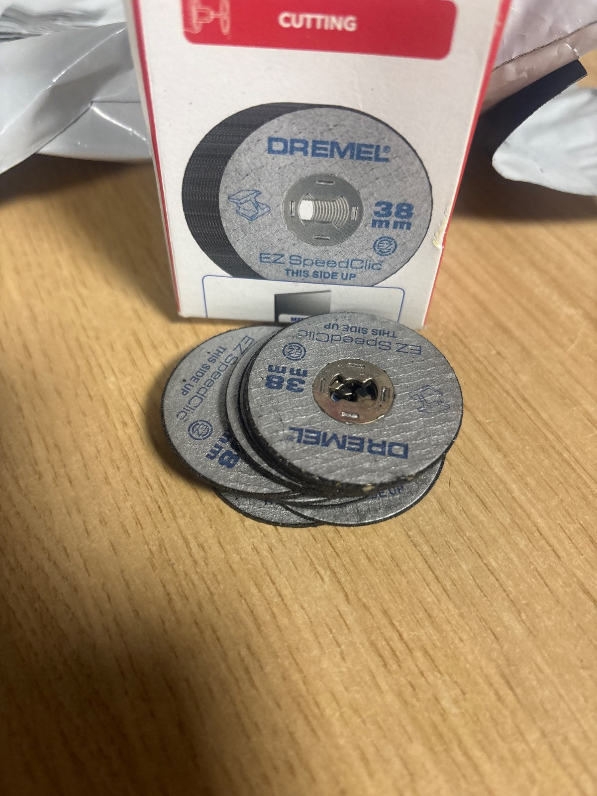 314763 - DREMEL Disqe Prerëse Metali SpeedClic SC456B, Set Aksesori me 12 Disqe Prerëse për Prerjen e Tubave Metalike, Çelikut të Forcuar, Bakrit, Drywall dhe Shumë Më Tepër