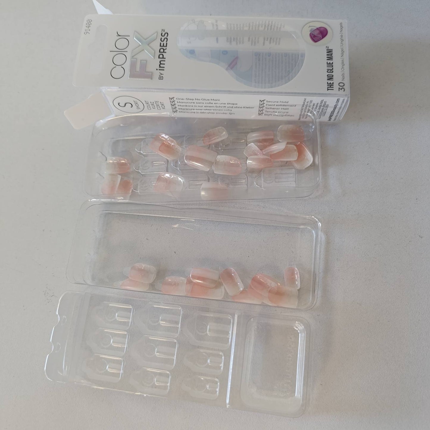 318031 - KISS colorFX Thonj ngjitës "Connection", rozë-të bardhë me ngjyrë kromi, të shkurtër dhe të hollë, 30 thonj artificialë vetëngjitës, deri në 10 ditë përdorim