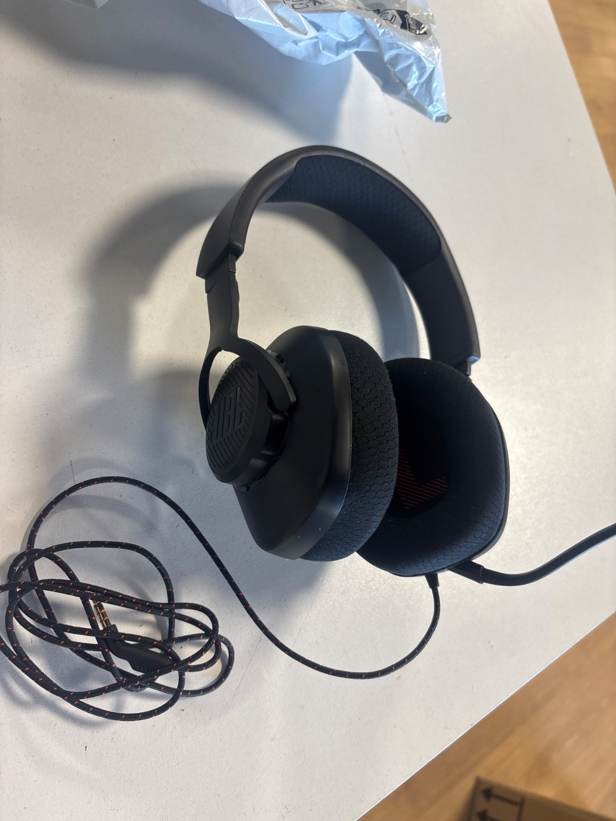 319851 - JBL Kufje për Lojëra me Tel Quantum 100M2, JBL QuantumSOUND Signature, prizë 3.5 mm, kompatibilitet me shumë platforma, mikrofon të shkëputshëm me opsion heshtjeje, të zeza