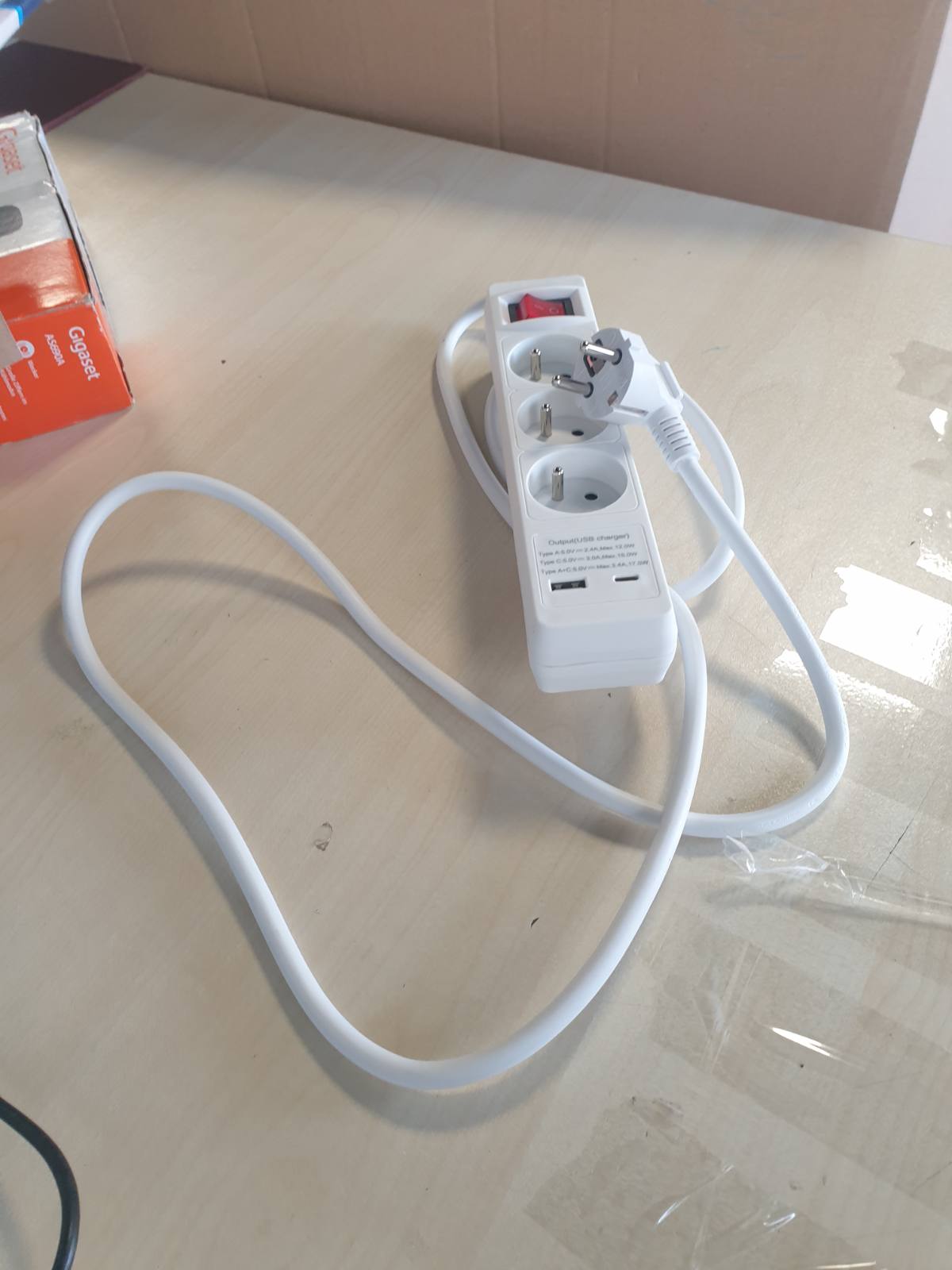 276996 - EMOS Shirit elektrik 3-kahësh me karikim USB dhe kabllo 2m, standard francez