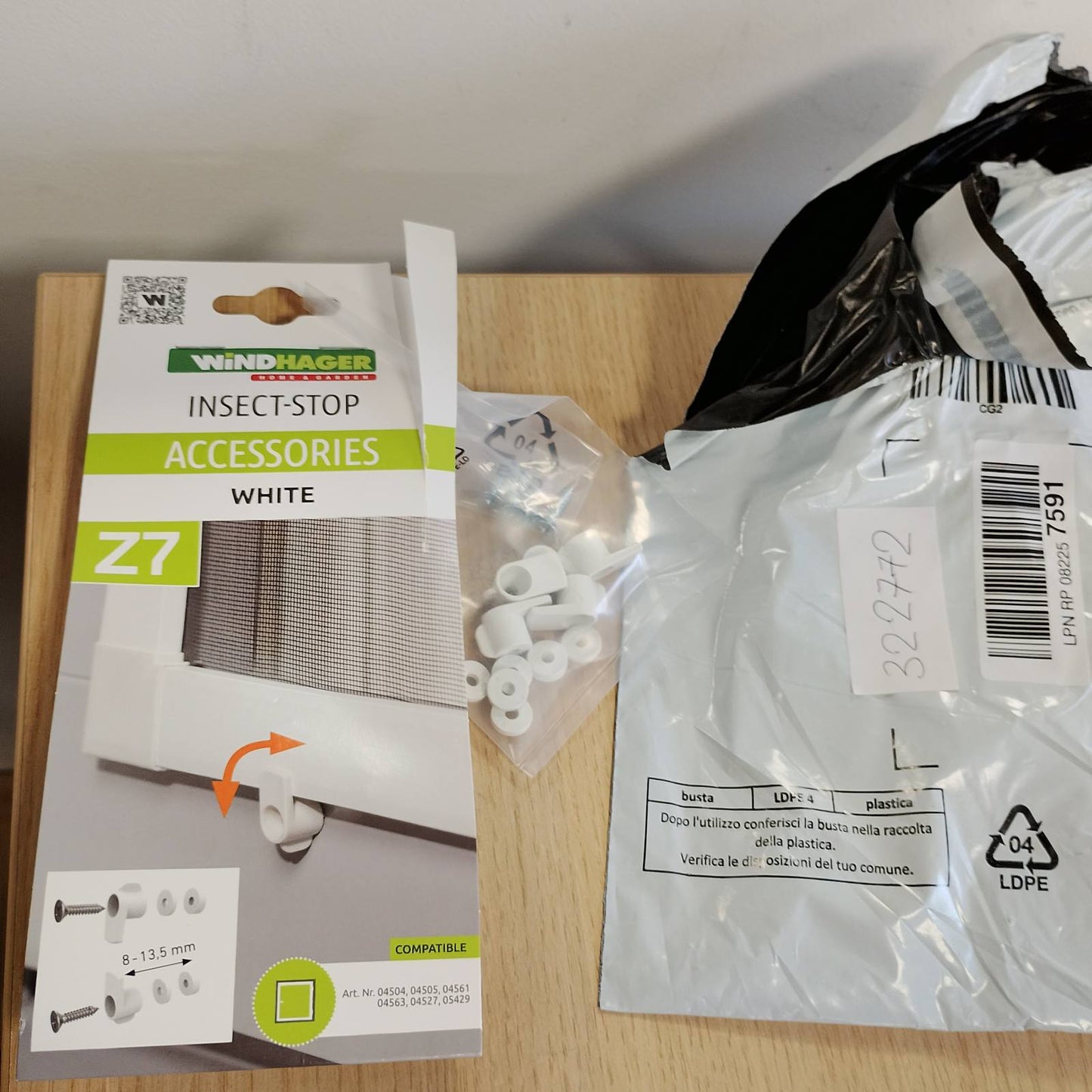 322772 - SET Windhager çelësa për dritare rrjetash kundër insekteve, 4 copë, të bardha, me vida për korniza tensioni, kllapa për fiksimin e rrjetave, 04538