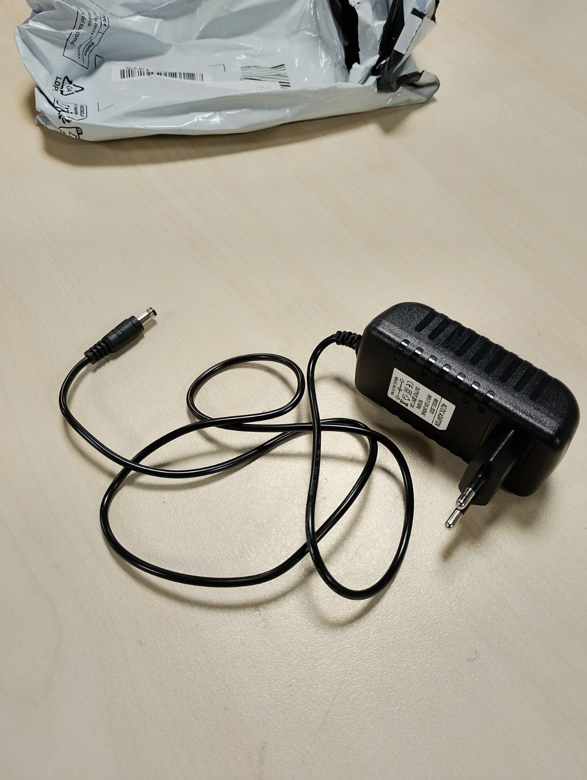 274073 - TECHZOCO Furnizim me energji 20 V, Adaptor energjie, Karikues muri 20 V, Lidhës DC 5.5 x 2.1 mm, i zi, 2 Amper