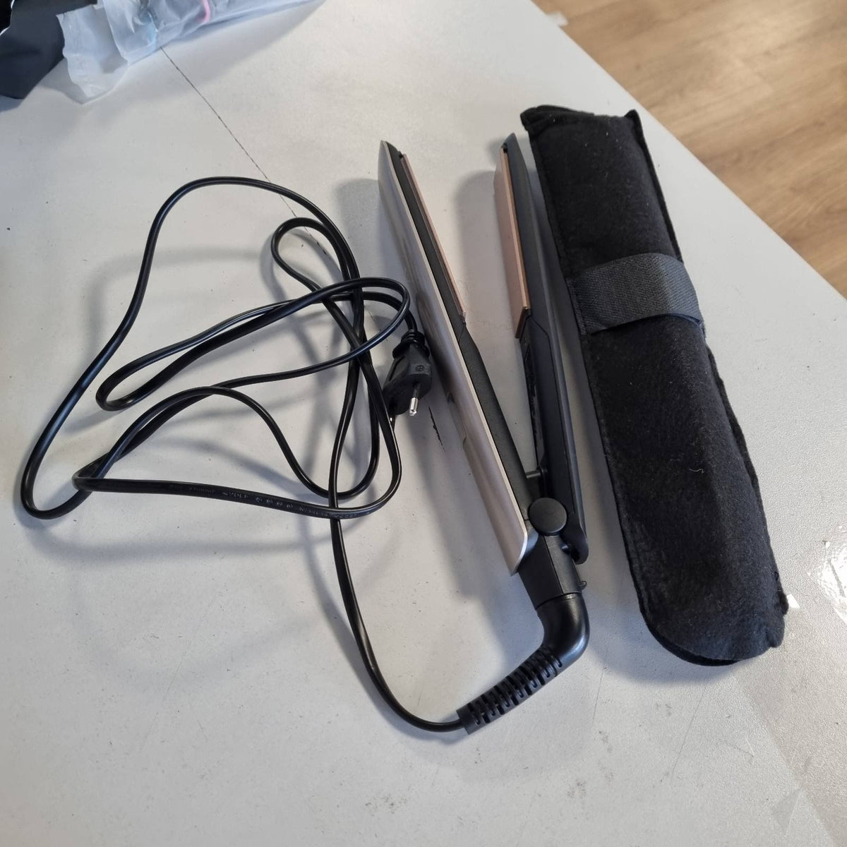 300689 - REMINGTON Pjastër flokësh S8540, trajtim me keratinë dhe vaj bajamesh, qeramikë, 10 cilësime temperature 150-230°C, tension universal