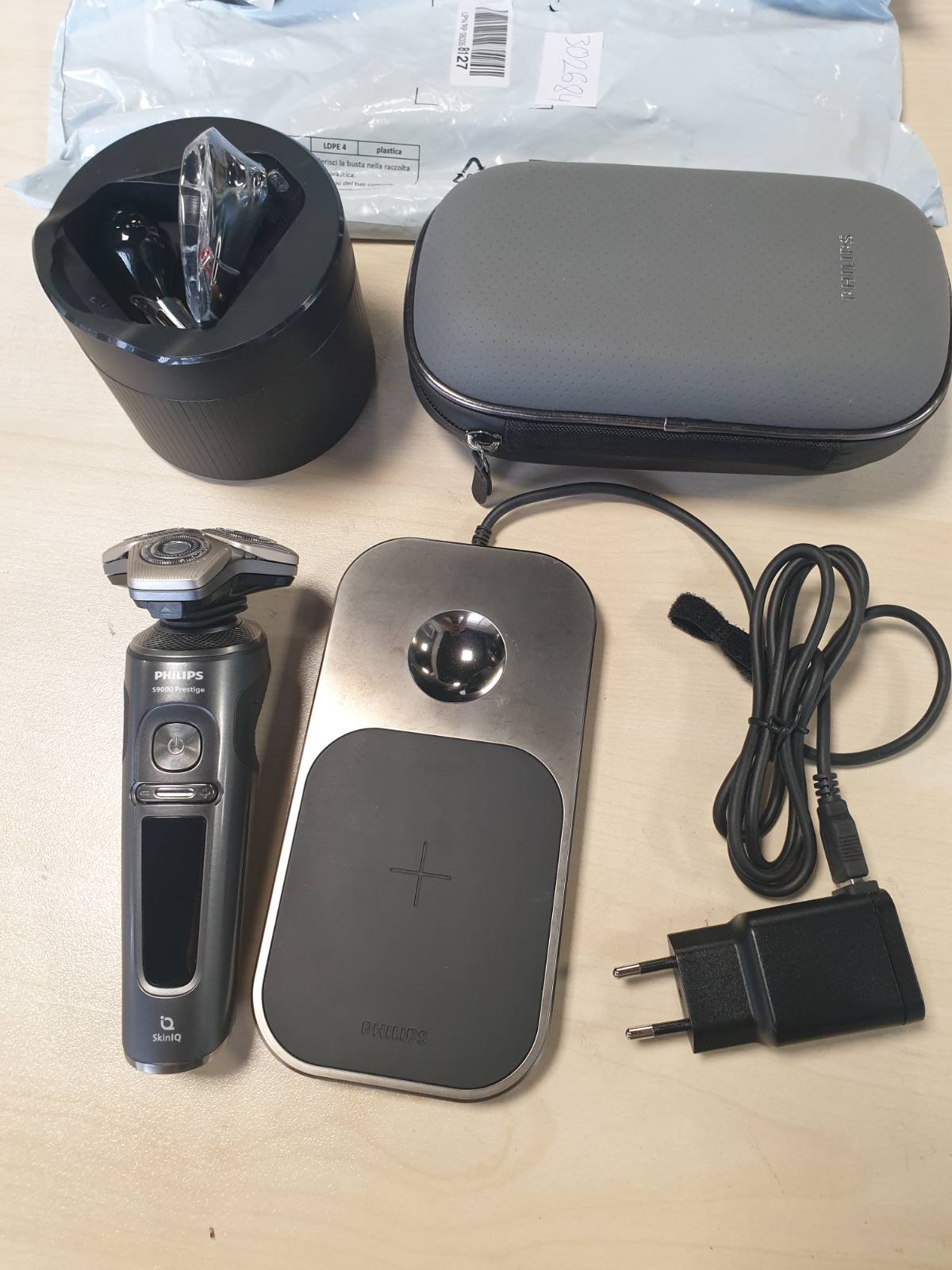 302684 - PHILIPS Rrojtore S9000 Prestige, makinë elektrike rroje për të lagur dhe të thatë, ngjyrë ari, teknologji SkinIQ, çantë udhëtimi, jastëk karikimi Qi, makinë prerëse precize, makinë prerëse qimesh në hundë dhe stacion pastrimi, modeli SP9882/36