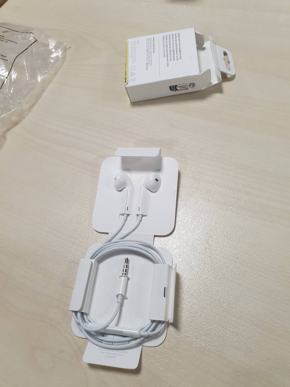 276809 - APPLE EarPods me prizë për kufje 3.5 mm