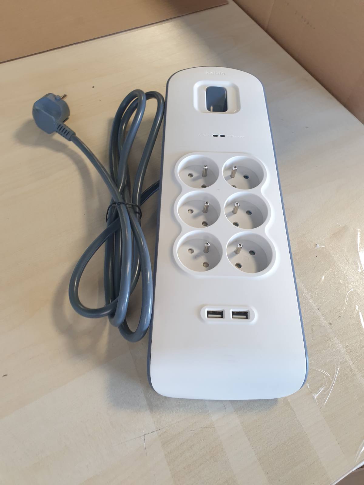 273581 - BELKIN Mbrojtës nga mbitensionet me 6 priza, 650 xhul, kabllo 2m, 2 x USB, e bardhë