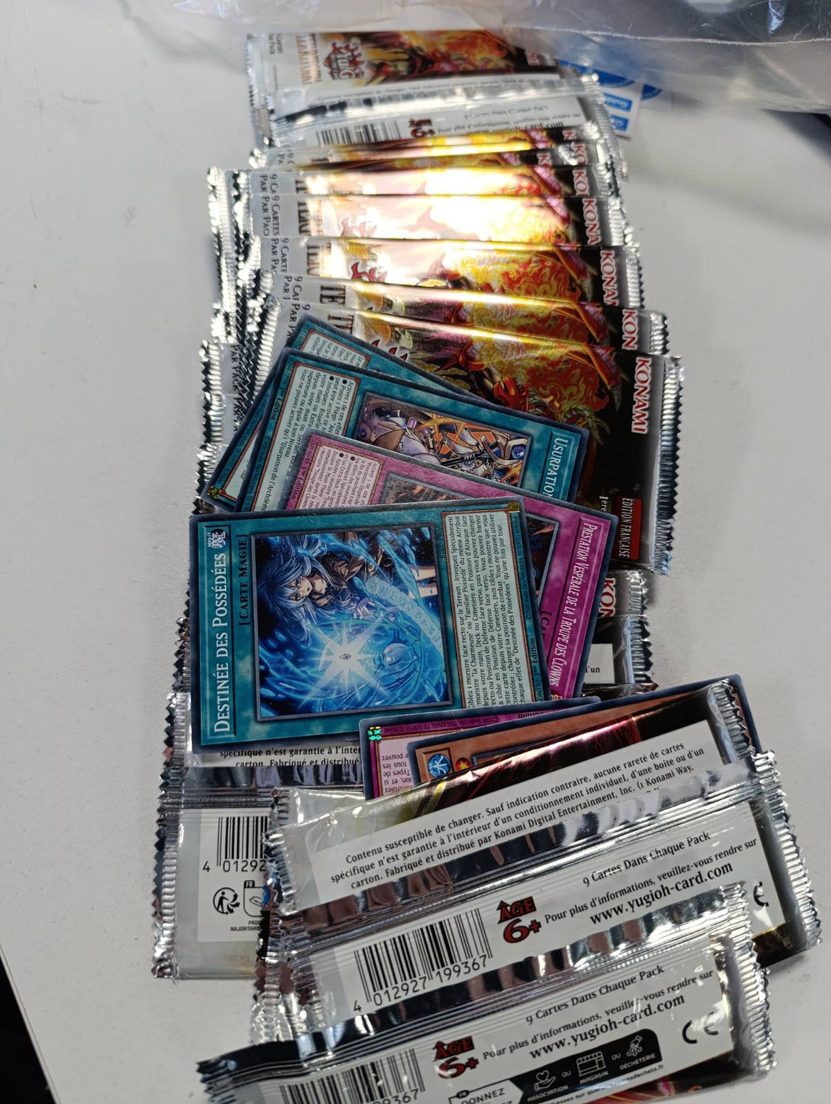309554 - YU-GI-OH! - Kutia me 24 pako përforcuese Burning Territory - Lojë me Letra Tregtare - 216 letra - Mosha 6+ - Edicioni Francez