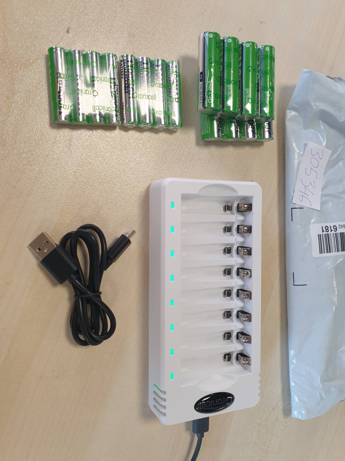 305346 - GRANICELL Karikues Baterie me 8 Vende, 16 Bateri (8x AA 2800mAh + 8x AAA 1100mAh), Bateri të Rikarikueshme 1.2V Ni-MH, Set Kombinimi Familjar XXL