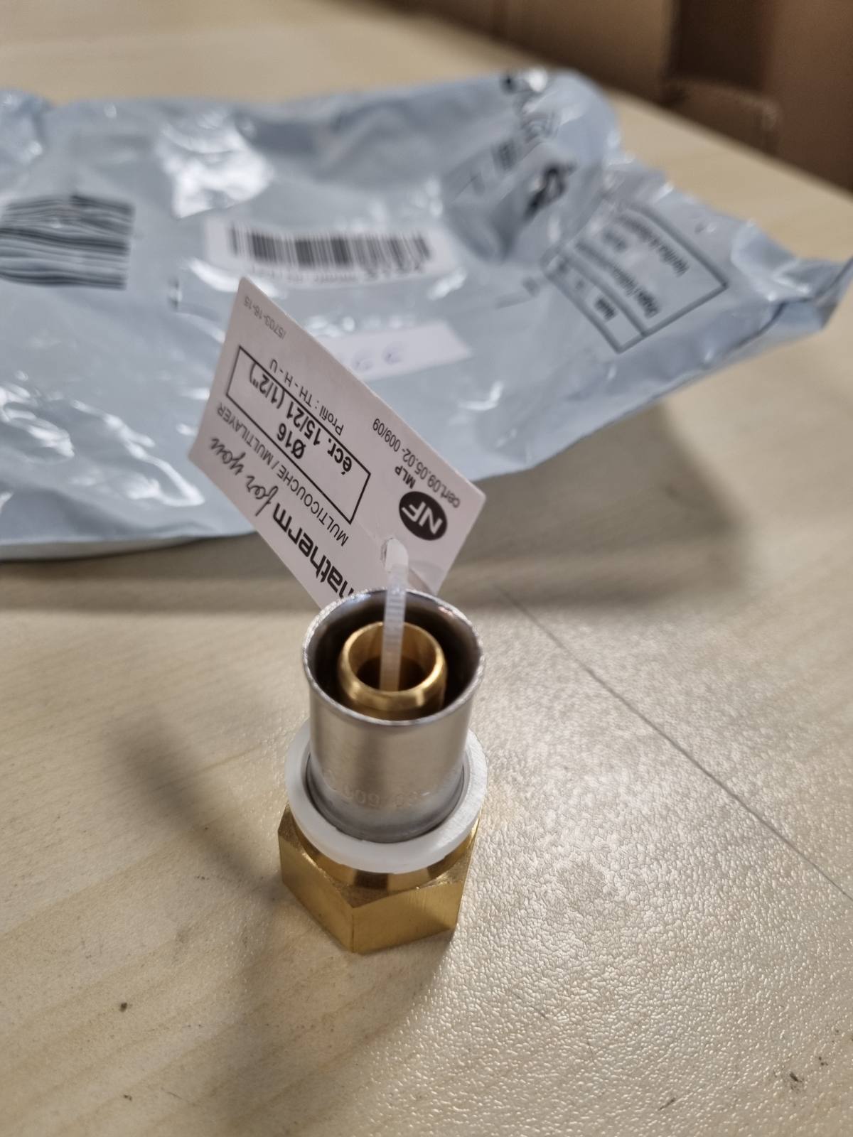 335666 - SOMATHERM Lidhëse e drejtë me krim për tub shumështresor 16 mm, dado 15/21, në përputhje me standardin NF 545