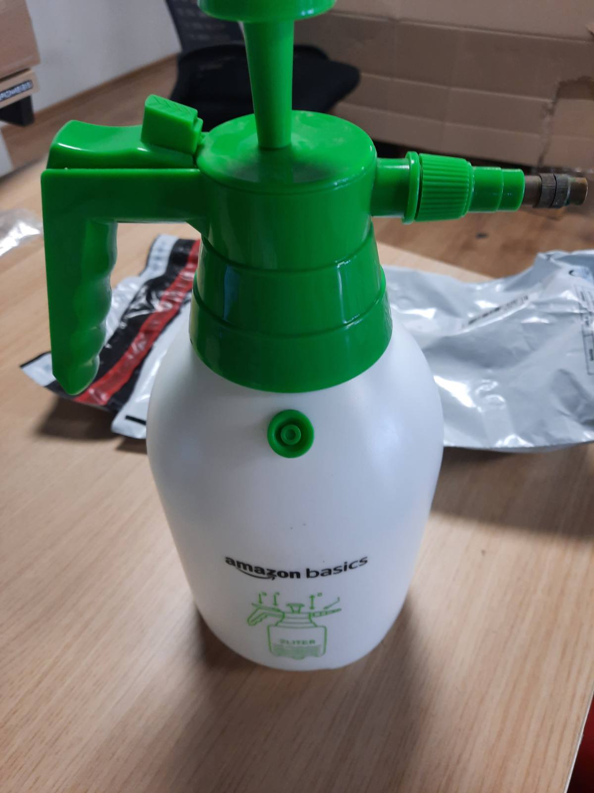 335048 - Spërkatës me presion AMAZON BASICS me mekanizëm shkrehës të Kyçshëm, kapacitet 2L