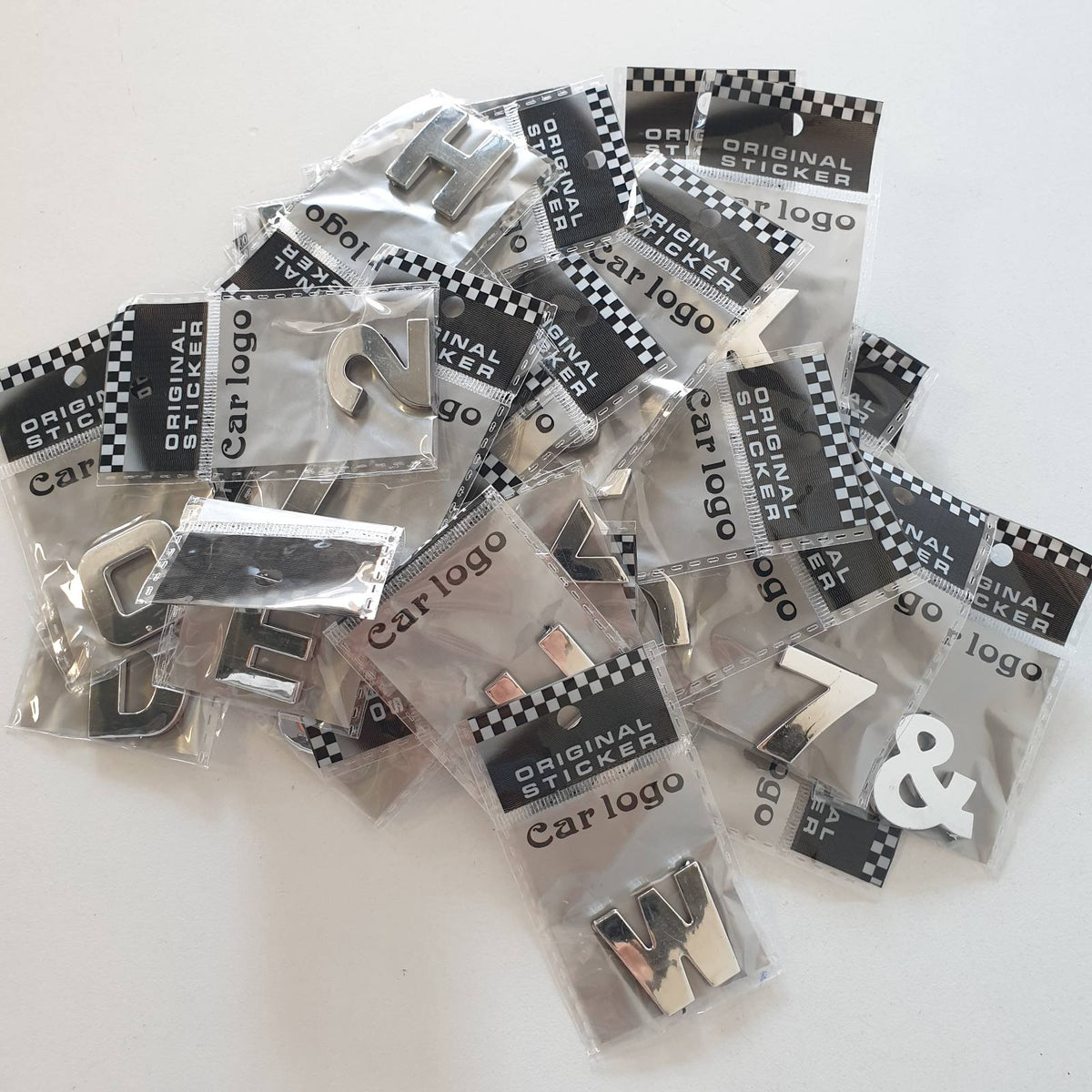 335458 - Bostar 40 copë ngjitëse metalike 3D për makina, ngjitëse DIY me 26 shkronja alfabeti dhe numra të argjendtë