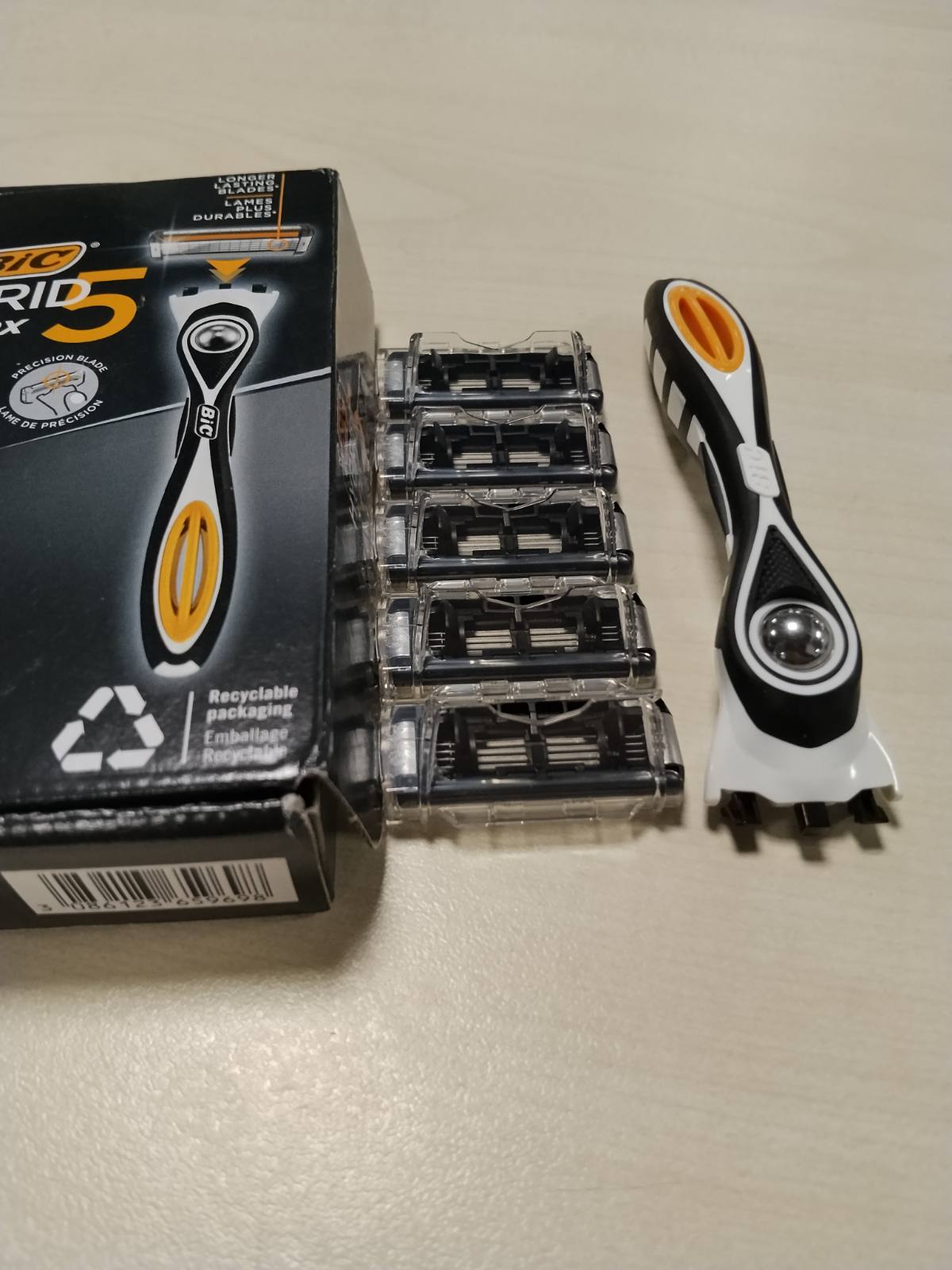 336219 - BIC Brisku për Burra Hybrid 5 Flex, 1 Dorezë, 10 Mbushje, 5 Tehe Titaniumi, Pako 1+10