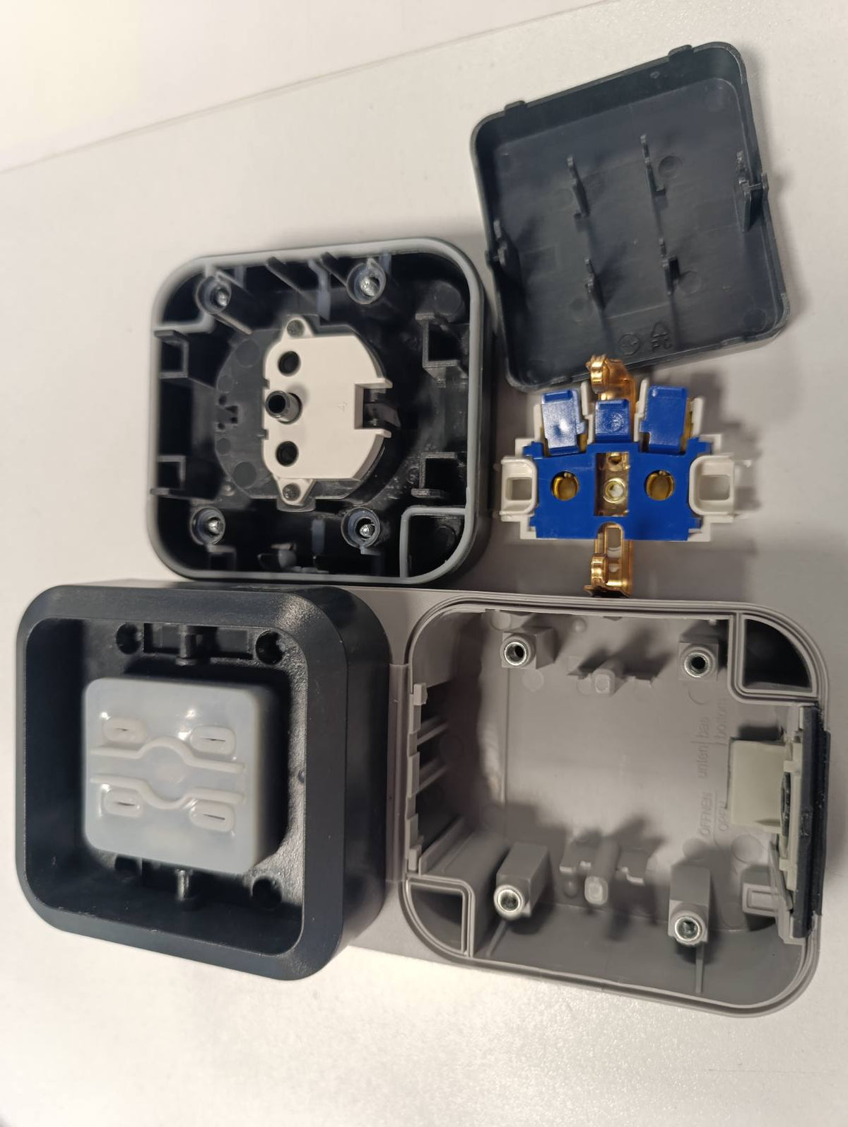 314702 - REV Prizë e montuar në sipërfaqe AquaStorm IP55 me çelës, antracit