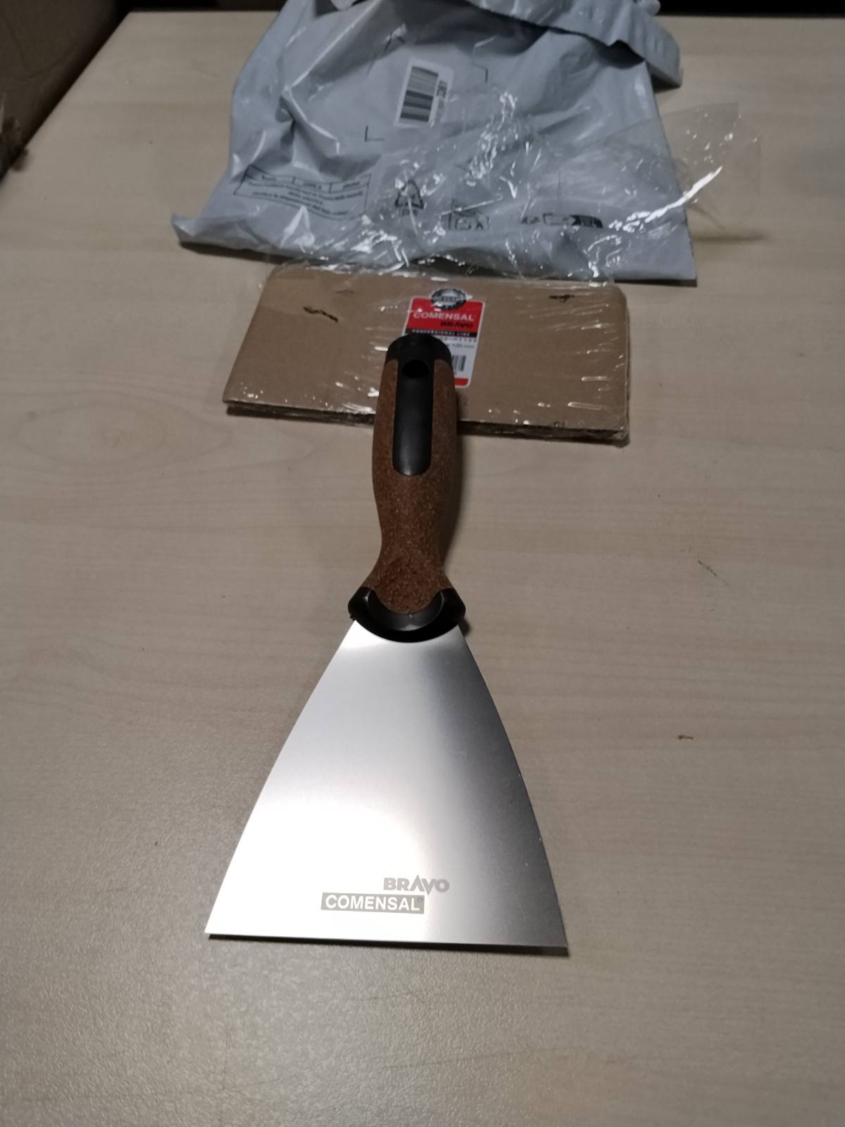335411 - COMENSAL - Spatulë gipsi 100 mm, rezistente ndaj ndryshkut, Dorezë tape jo-rrëshqitëse, Prodhuar në BE.
