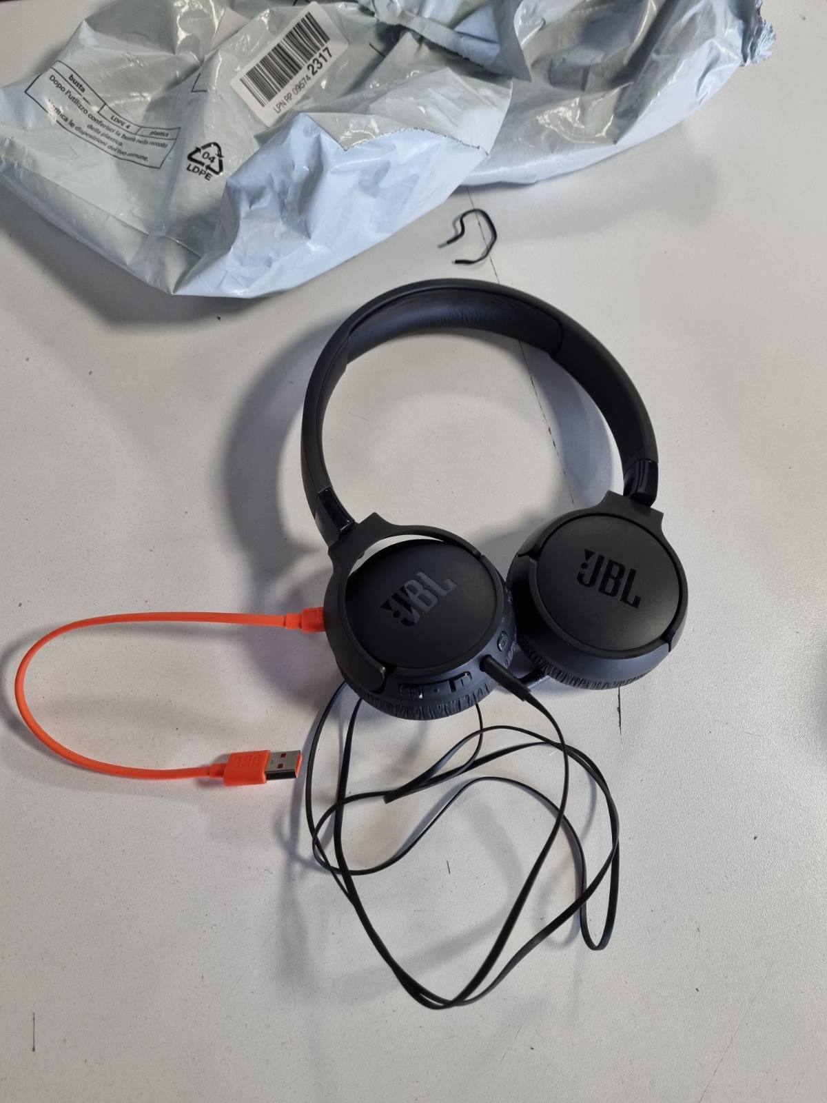 305095 - JBL Tune 670NC – Kufje pa tel në vesh me anulim adaptiv të zhurmës, dizajn të palosshëm – Deri në 44 orë jetëgjatësi të baterisë me karikim të shpejtë – E zezë