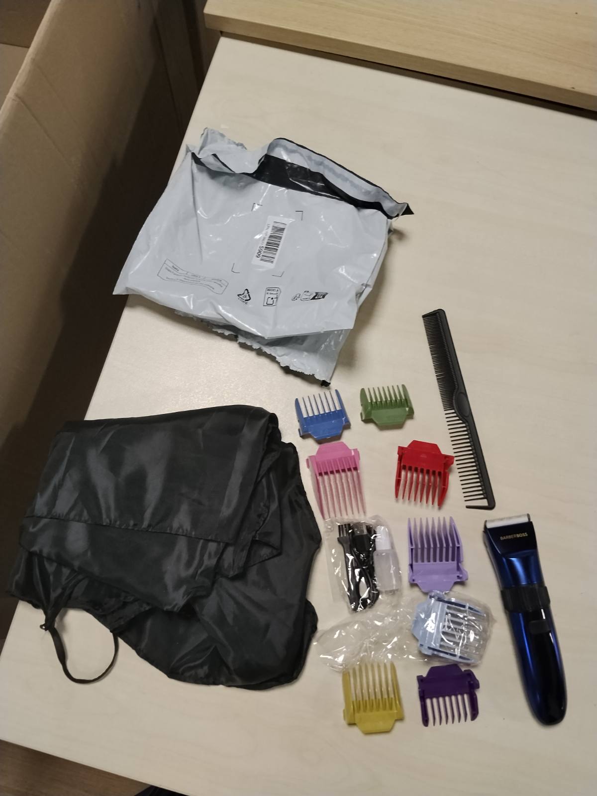 307576 - BARBERBOSS Makinë prerëse flokësh dhe mjekre, pa tel, vetë-mprehëse, e papërshkueshme nga uji, tehe qeramike, ekran LED, karikim të shpejtë, 8 aksesorë krehëri me ngjyra, model QR-2082