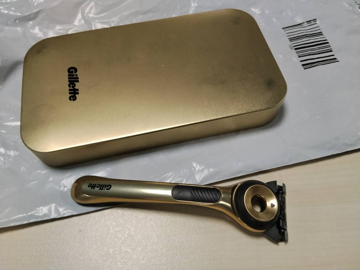 336297 - GILLETTELABS Briskë e drejtë Champion Gold Edition, 1 dorezë, përfshin një bazë magnetike dhe një kuti udhëtimi