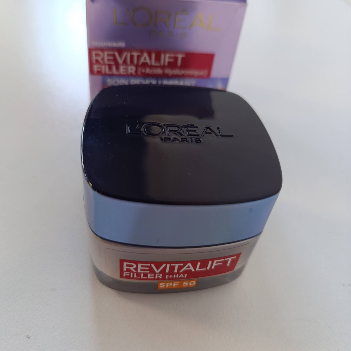 302207 - L'ORÉAL PARIS Krem ditor kundër plakjes me acid hialuronik dhe SPF 50 Revitalift Filler, 50 ml; Mbush rrudhat dhe vijat e holla