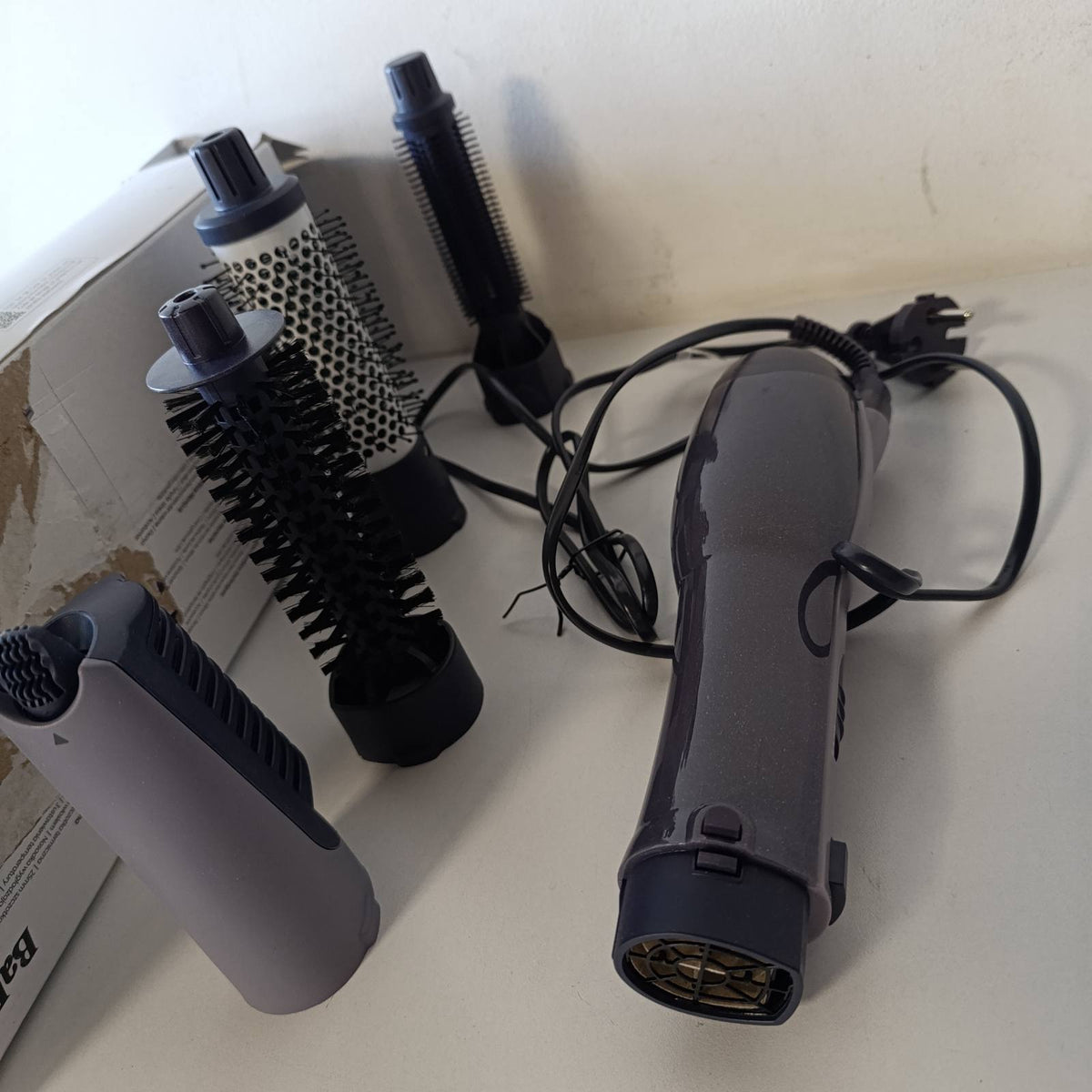 315985 - BABYLISS Smooth Finish 1200, Furçë me ajër të nxehtë 4 në 1, 1200W, Teknologji Jonike dhe Qeramike, 4 aksesorë, e zezë, AS121E.