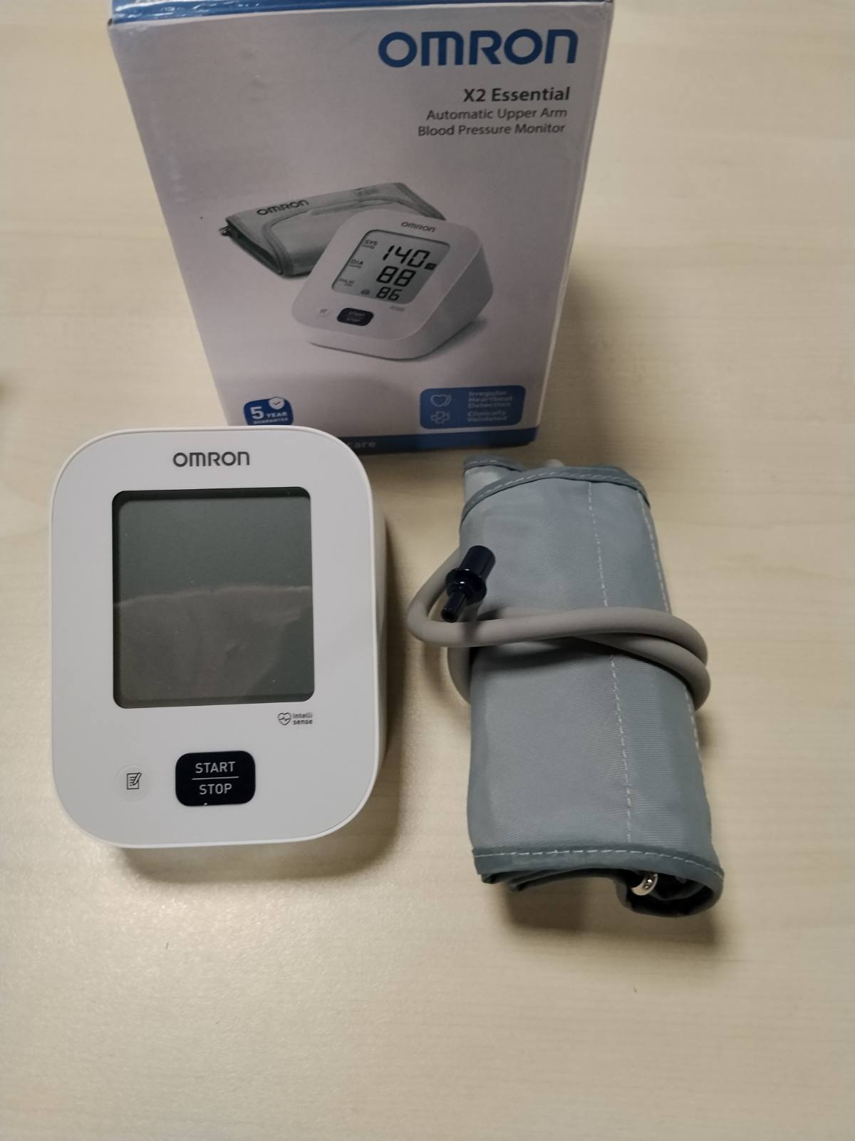 298158 - OMRON Monitor dixhital i tensionit të gjakut X2 Essential për krahun e sipërm, i validuar klinikisht, Zbulim i rrahjeve të parregullta të zemrës dhe hipertensionit, Kontroll i përshtatshmërisë së manshetës, 22-32 cm