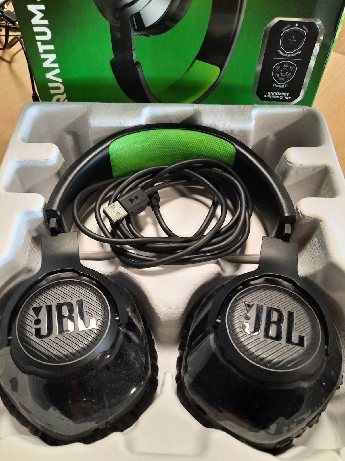276275 - JBL QUANTUM 360X, KUFJE LOJËRASH BLUETOOTH PA TEL PËR KONSOLË, JBL QUANTUM SIGNATURE SOUND, JETËGJATËSI BATERIE 22 ORË, E ZEZË