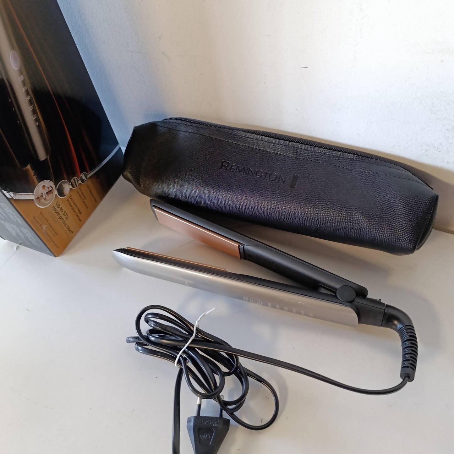 271244 - REMINGTON Drejtuese për flokë të valëzuar dhe të drejtë, mbrojtje nga keratina, sensor nxehtësie, model Ultra Qeramik S8593