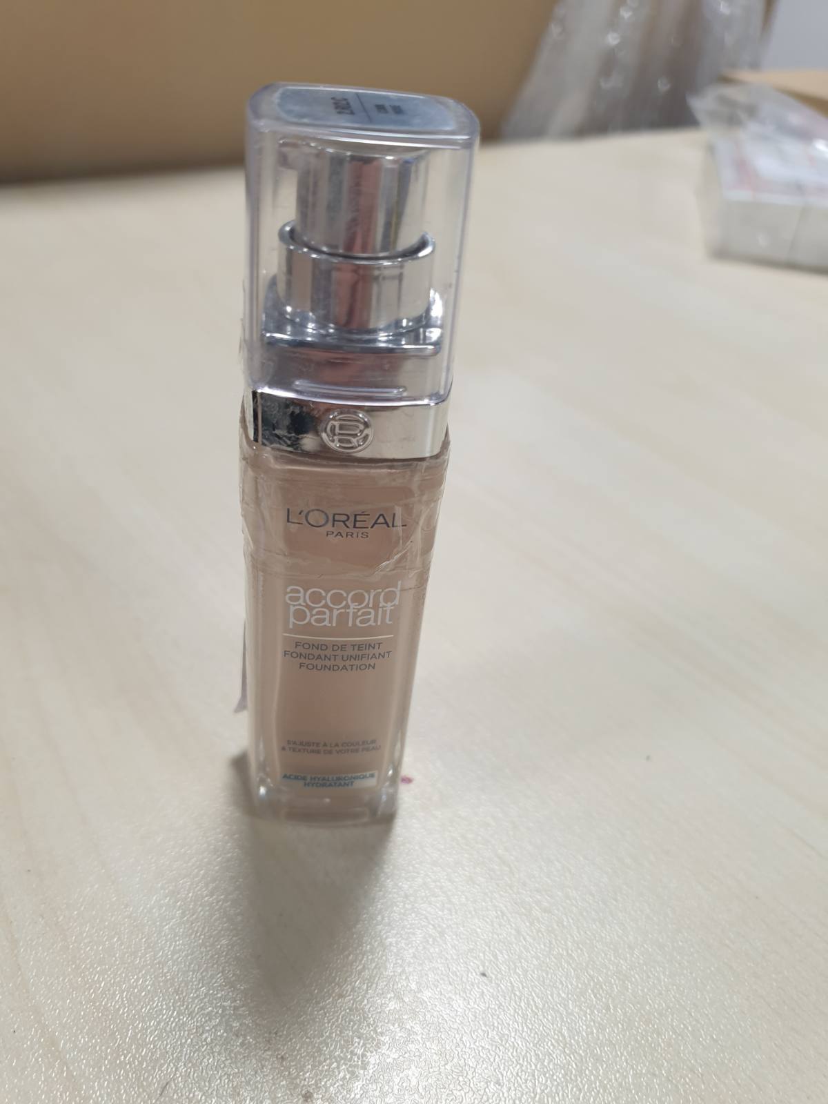 272173 - L'ORÉAL PARIS Fondatinë e lëngshme, Hidratim 24 orësh, Acid hialuronik, Të gjitha llojet e lëkurës, Nuanca: Vanilje e thatë (2.R), 30 ml