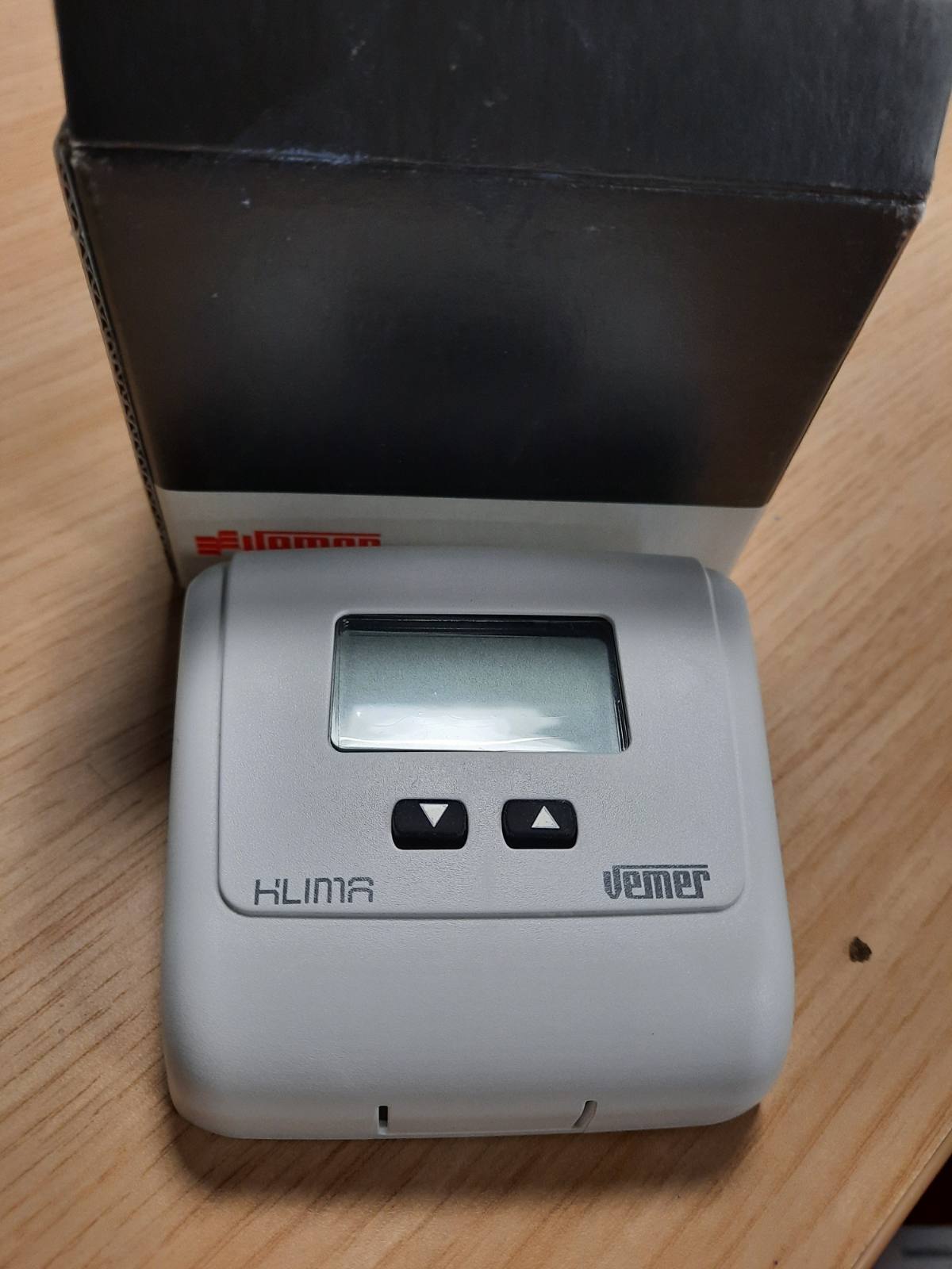 213887 - VEMER Termostat Elektronik i Murit, Me Bateri, i Bardhë