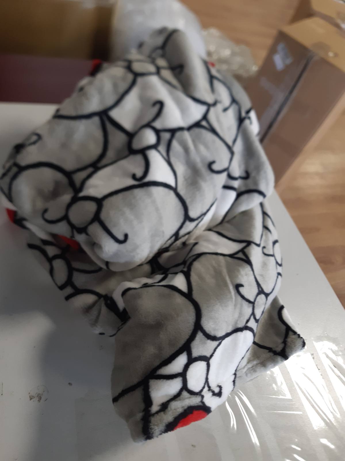 183811 - BATANIJE KANGURU, Hello Kitty, Mikrofibër e Butë, 180x140cm, Xhep Qendror, Ideale si Dhuratë për Gra, Bluzë me Kapuç për Divan dhe Krevat