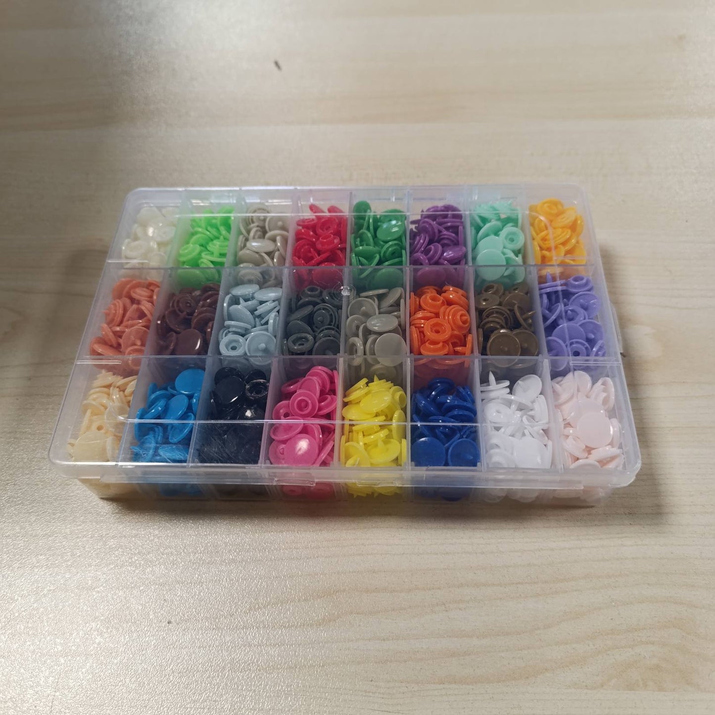210314 - ILAUKE - Set prej 400 butonash plastikë T5 (12mm) në 24 ngjyra, me kapje dhe kuti organizuese, të rrumbullakët për punime artizanale, qepje, veshje për fëmijë