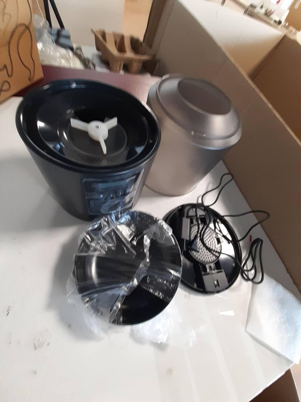 184464 - SHPRNDARËS AUTOMATIK USHQIMI 4L në ngjyren E ZEZË për MACE nga Dyve Technology - Ushqyes me Kohëmatës të Programueshëm për 1-6 Vakte në Ditë, Kapak Shtytës dhe Funksion Regjistrimi 10s