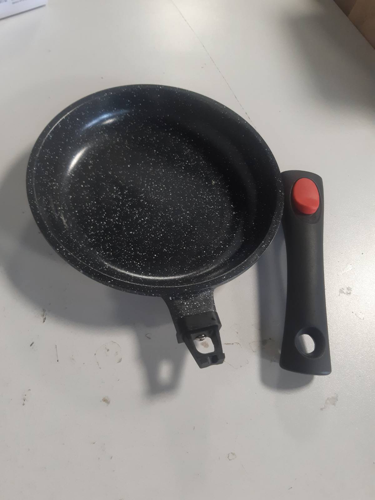 222436 - KAMBERG Tigan 20cm, dorezë e lëvizshme, alumini i derdhur, veshje me efekt guri, pa PFOA, i zi