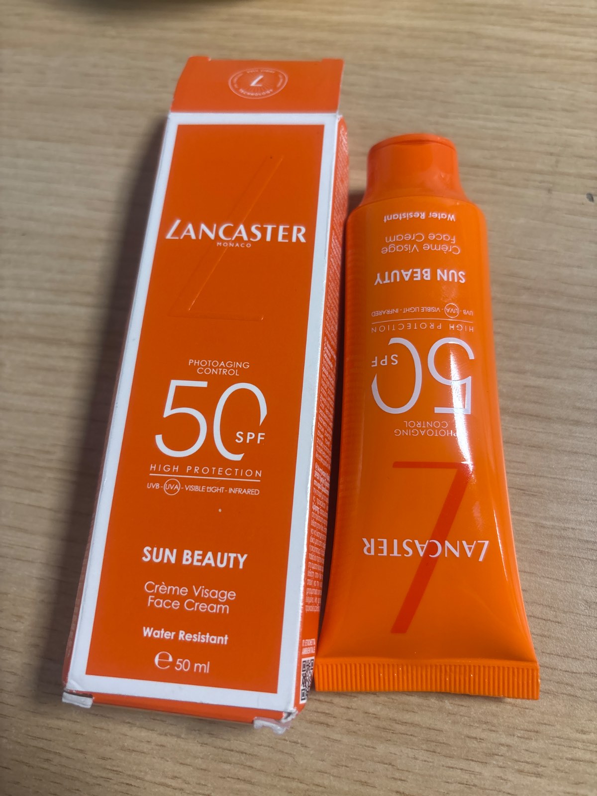 233974 - Lancaster Sun Beauty Face Cream SPF50 50 ml – Krem mbrojtës për fytyrën me SPF 50, që ndihmon në parandalimin e plakjes nga dielli, ofron mbrojtje me spektër të gjerë, teknologji Full Light, rezistencë ndaj ujit dhe djersës, me formulë të pastër.