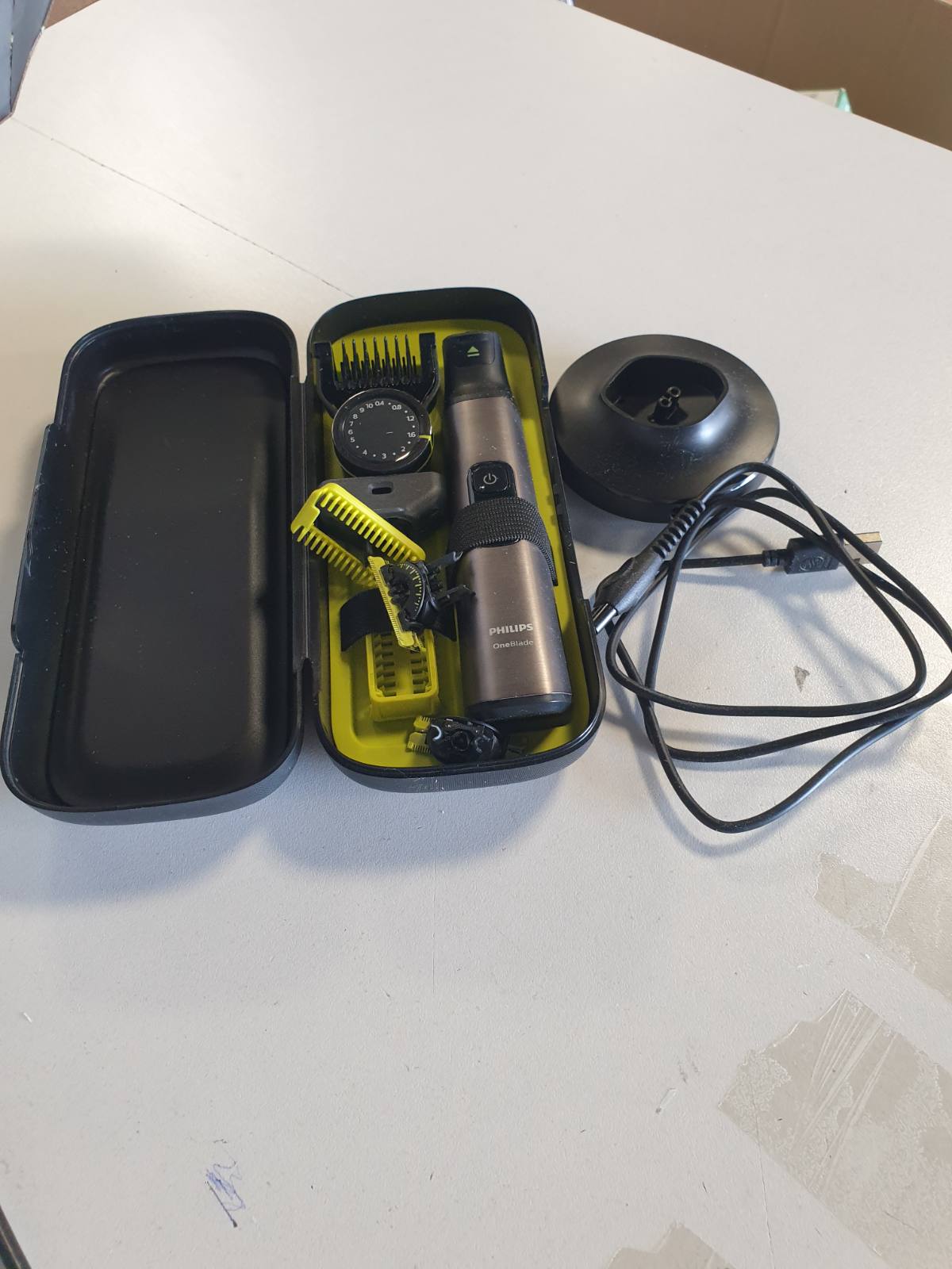 315213 - neBlade Pro 360 QP6652/35, makinë rroje dhe prerëse elektrike, 3 tehe 360°, krehër me 20 gjatësi, mbështetëse karikimi, çantë udhëtimi, e zezë