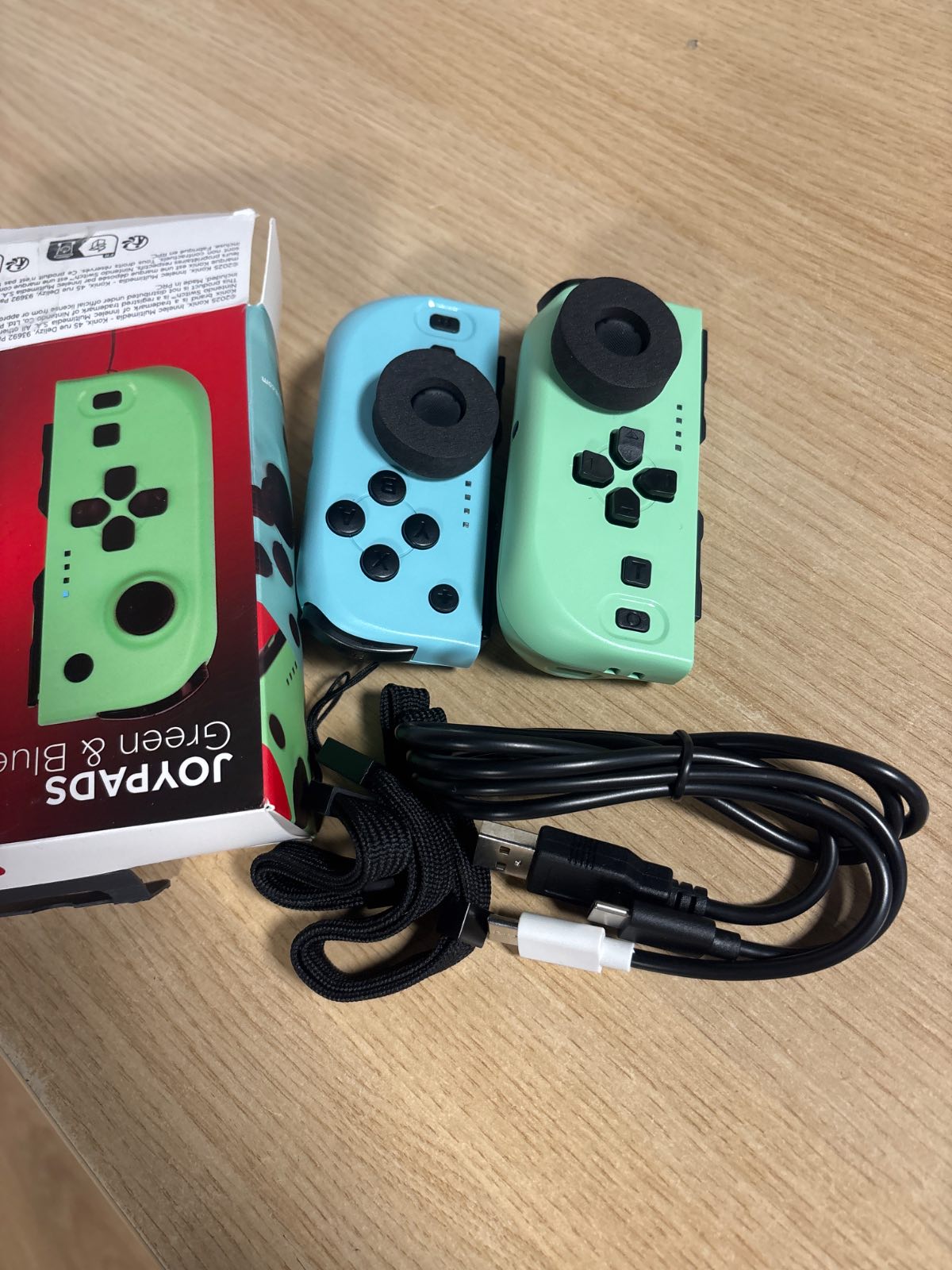 295750 - KONIX Palë Joypad-esh për Nintendo Switch dhe Switch OLED - I pajtueshëm me Nintendo Switch 2 - Jetëgjatësi baterie 8-orëshe - Funksion dridhjeje - Jeshile dhe blu