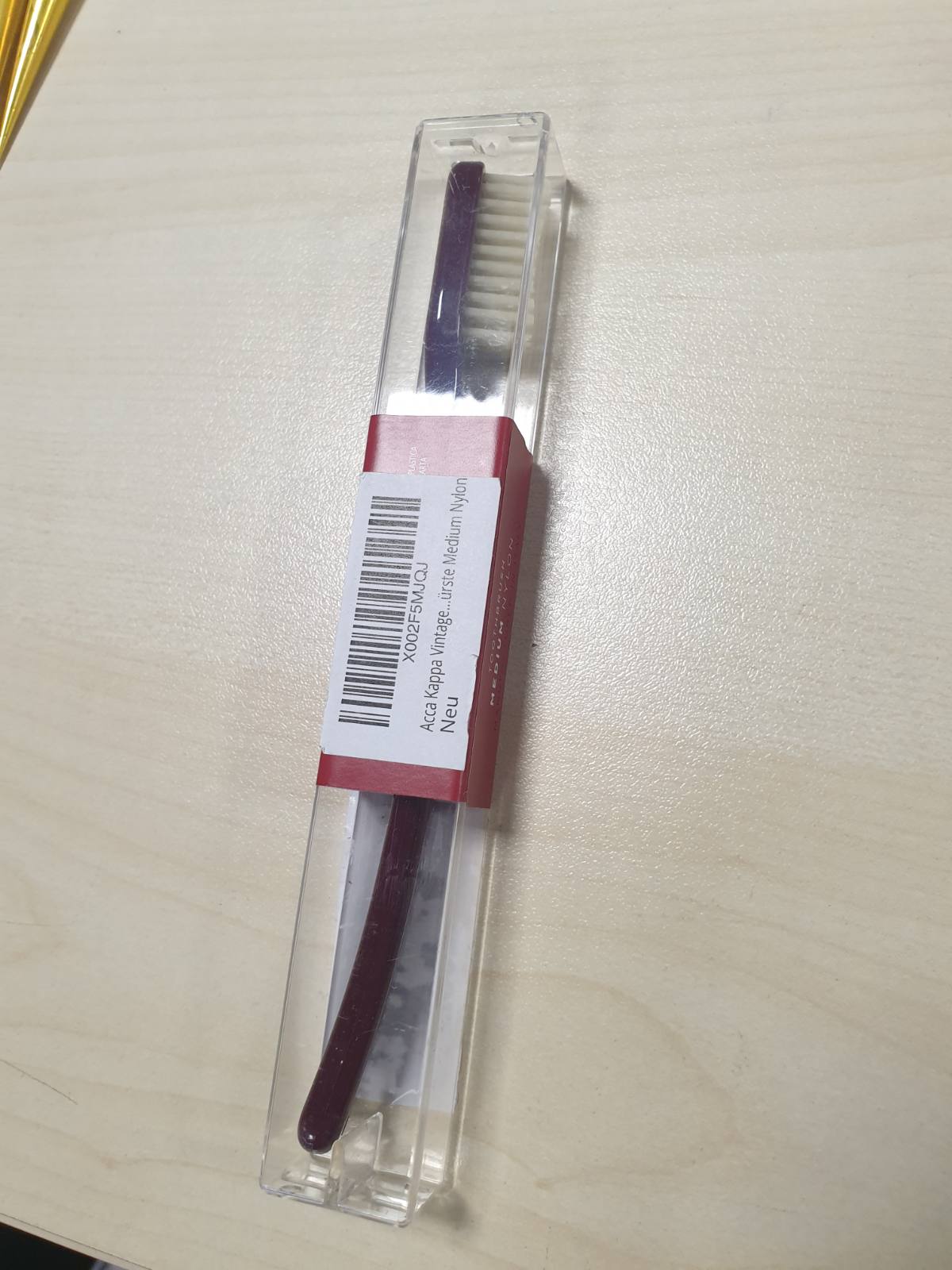272212 - ACCA KAPPA Furçë dhëmbësh Vintage Collection, najlon (i butë/mesatar/i fortë) ose fije natyrale, dorezë ergonomike, pastrim i butë dhe preciz, ngjyra e kuqe, madhësi mesatare