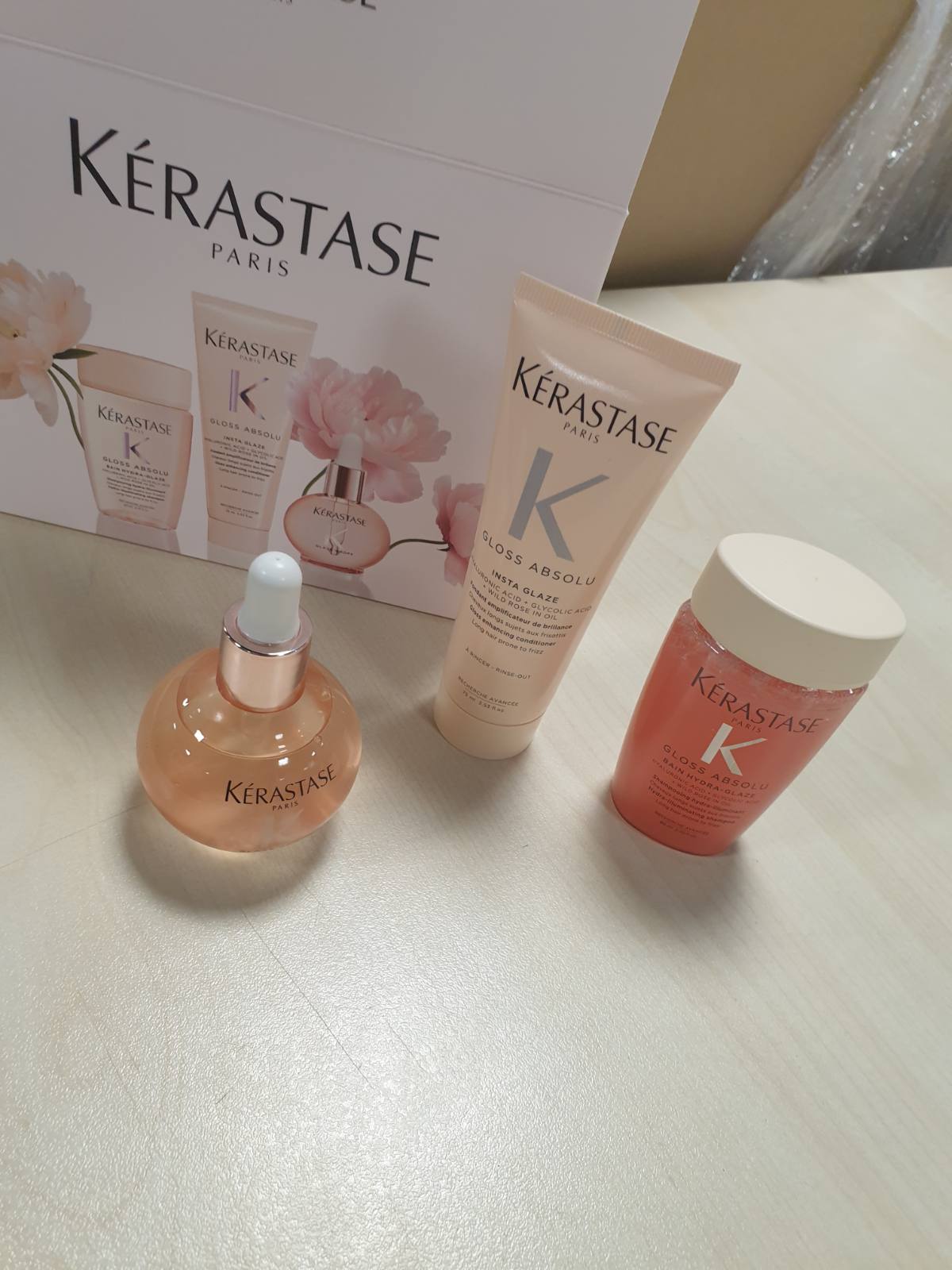 271186 - KÉRASTASE Gloss Absolu Spring Set – Set dhuratë për flokë të gjatë dhe të ndjeshëm ndaj kaçurrelave