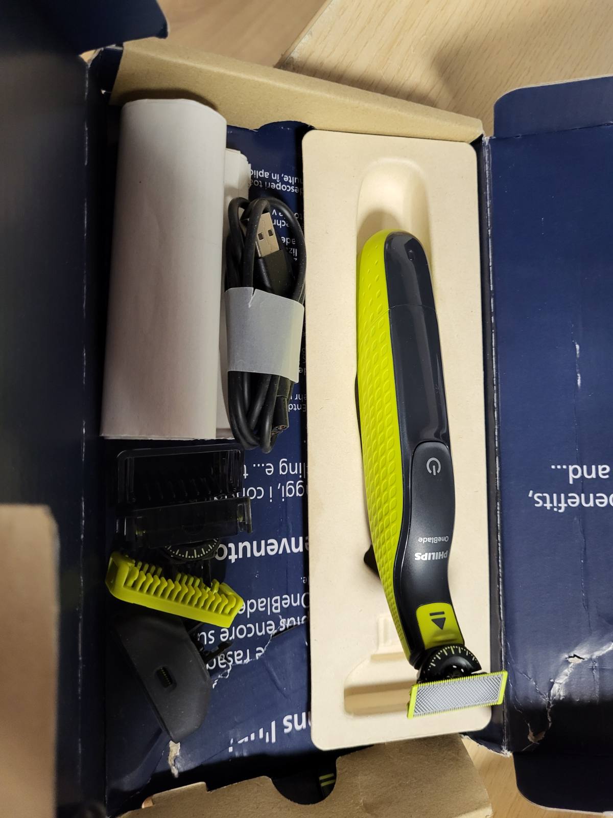 275048 - PHILIPS Prerës elektrik OneBlade 360 për fytyrën dhe trupin, makinë rroje dhe furçë, 3 tehe 360, 3 krehër mjekre (1, 3, 5 mm), 1 komplet trupi, QP2824/31.