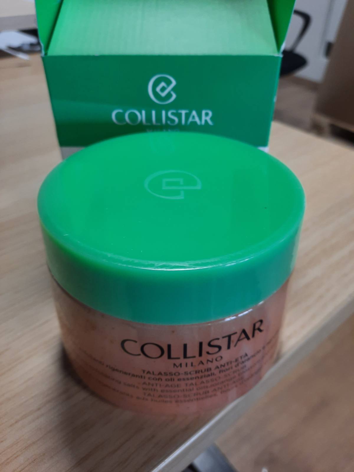 303055 - COLLISTAR Kripëra eksfoliuese Talasso-Scrub, me fruta agrume siciliane, 700 g.