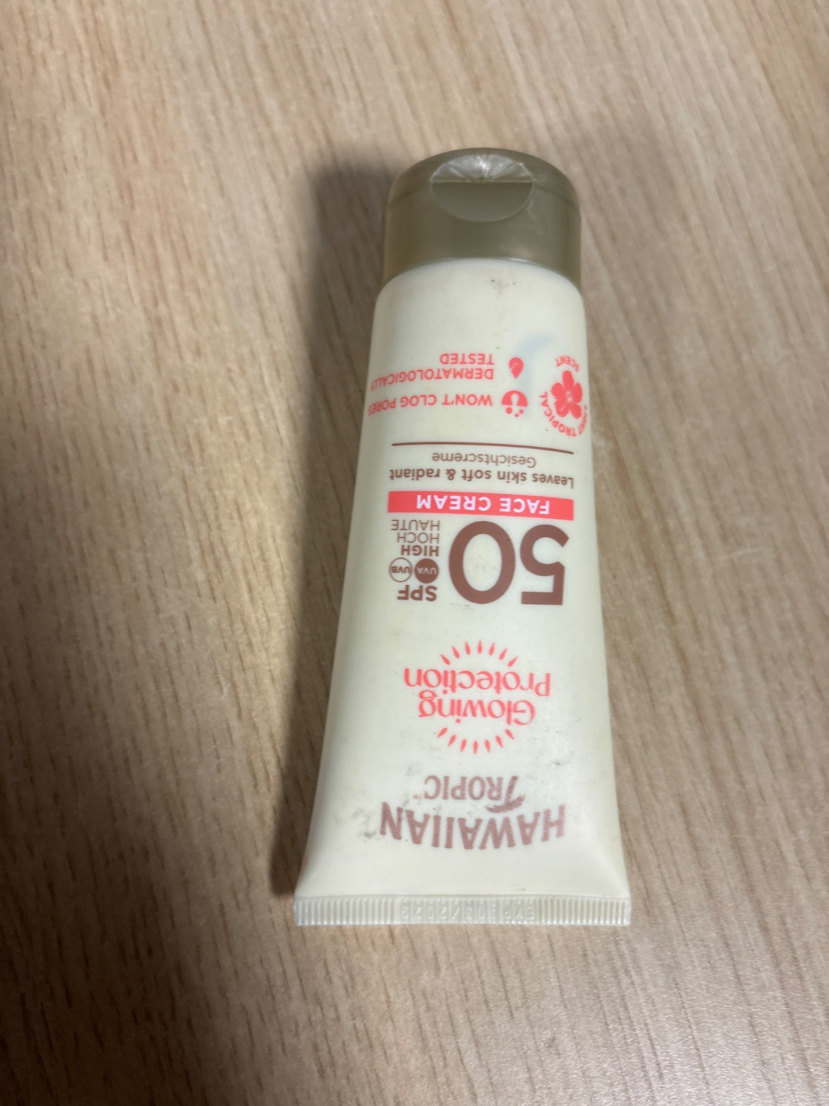 303849 - HAWAIIAN TROPIC Krem mbrojtës nga dielli Glowing - SPF 50, 50 ml