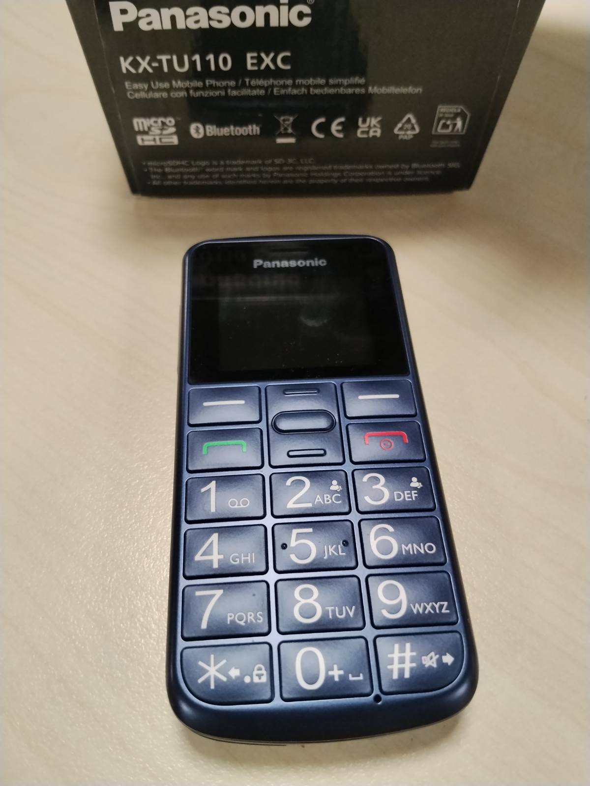 319784 - PANASONIC Telefon Celular KX-TU110EXC për të Moshuarit, Buton SOS, Thirrje Prioritare, Telefon me Butona të Mëdhenj, Bluetooth, Fener, Kamera, ngjyrë Blu