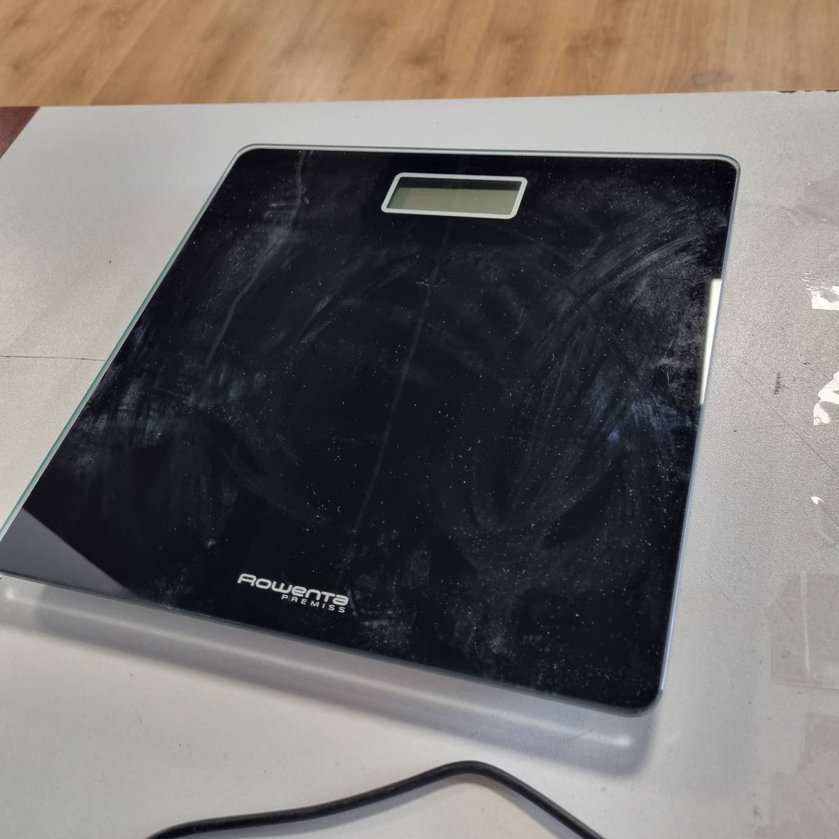 302306 - ROWENTA Peshorja Premiss - Peshorja e Banjës me Ekran LCD, 2cm i Lartë, Deri në 150kg, Saktësi 100g, Ndezje/Fikim Automatik, E Zezë BS1400