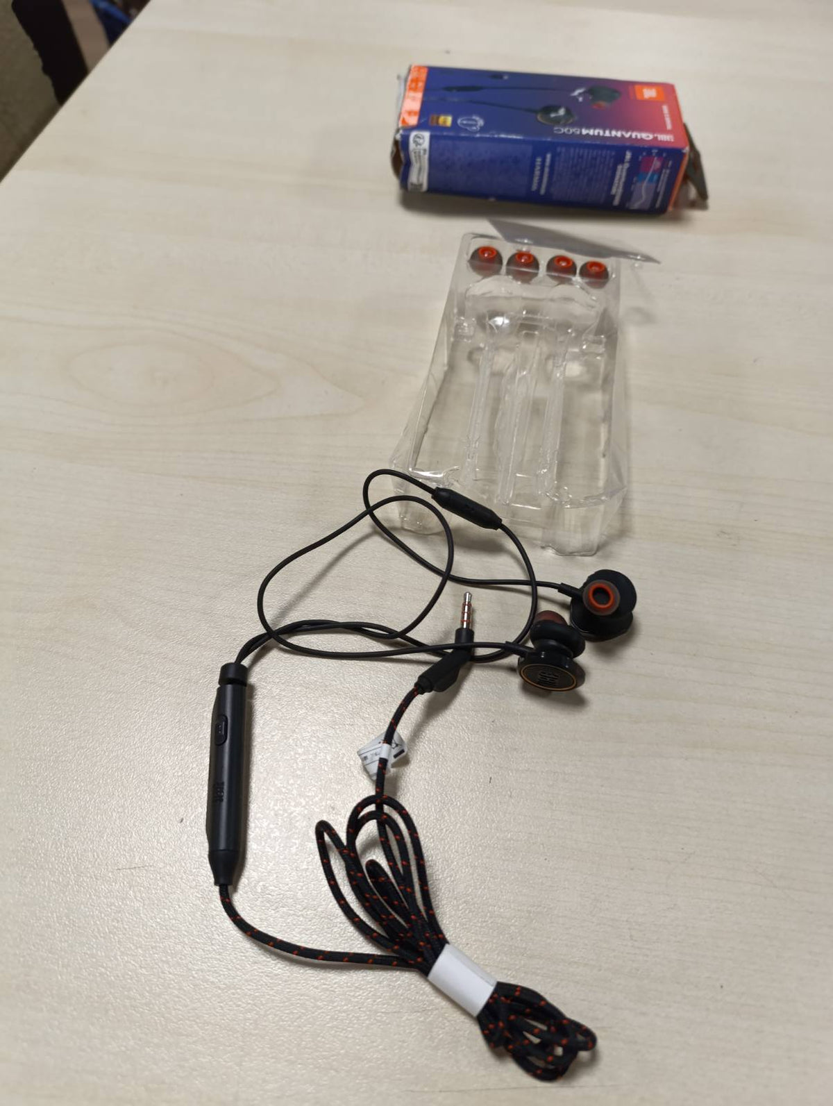 308901 - JBL Quantum 50C - Kufje për lojëra me tel USB-C me tingull JBL QuantumSURROUND, mikrofon i fokusuar te zëri, rrëshqitës volumin dhe funksion heshtjeje - të zeza
