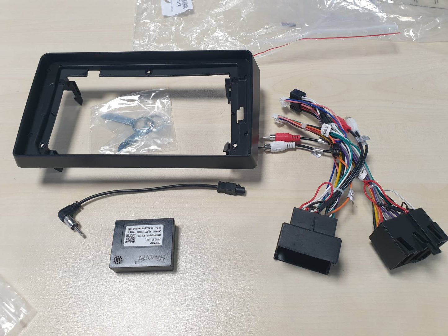 322398 - Sound-Way Kit Instalimi për Radio Makine, Fasadë Radio Makine 9-inç, Adaptues i Përputhshëm me Audi A3 2003-2012
