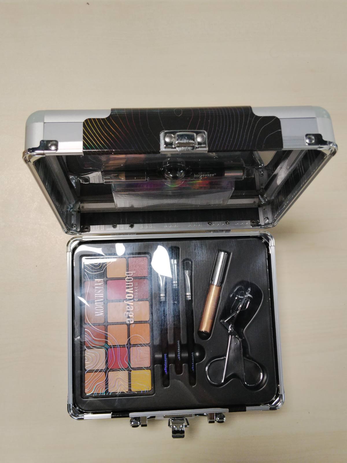 317831 - BONVOYAGE Set Gjithçka Rreth Syve të Mi, Set Grimi për Sy me 18 ngjyra, laps sysh, kaçurrela qerpikësh, qerpikë artificialë, set furçe